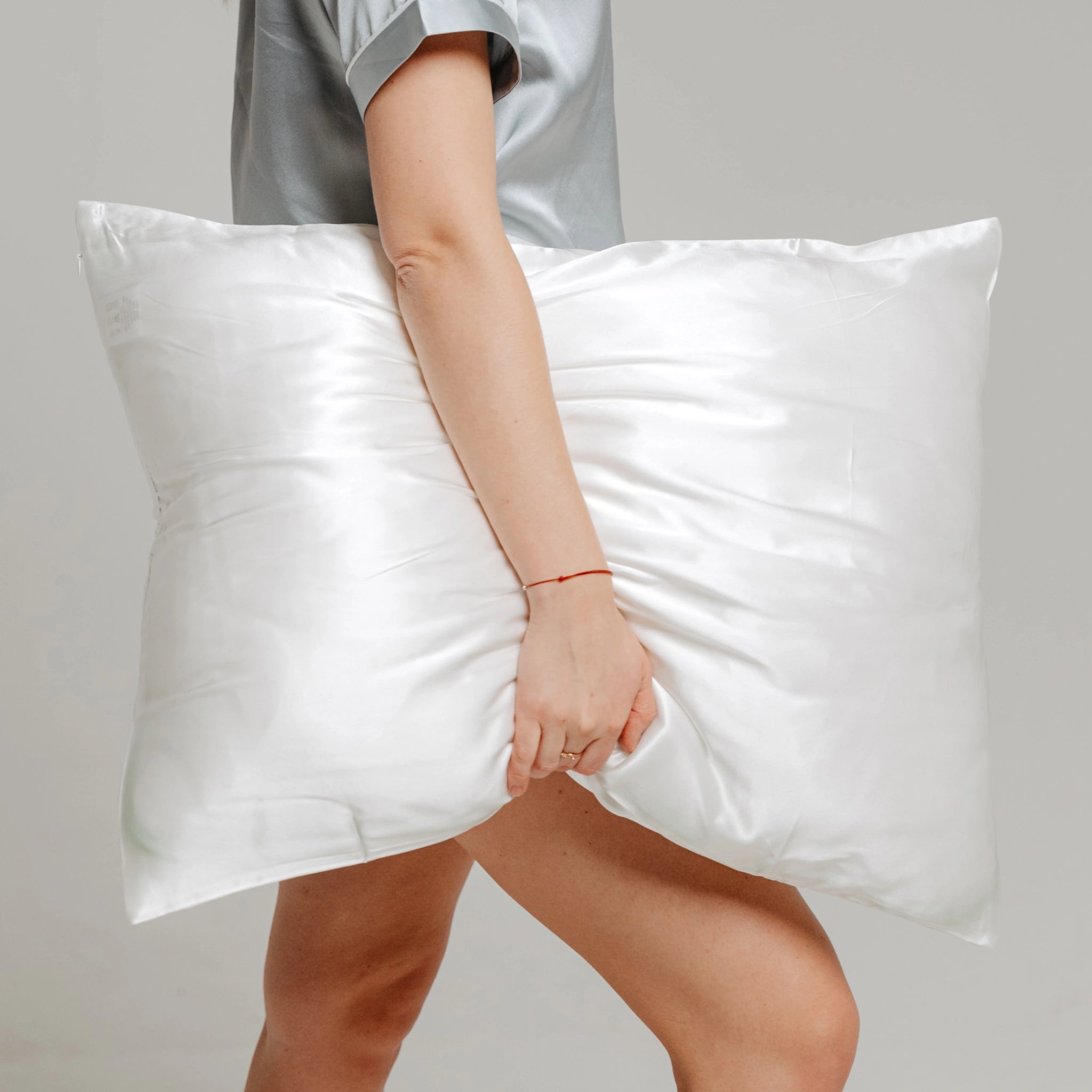 Baltas šilkinis pagalvės užvalkalas iš 100 % mulberry šilko
