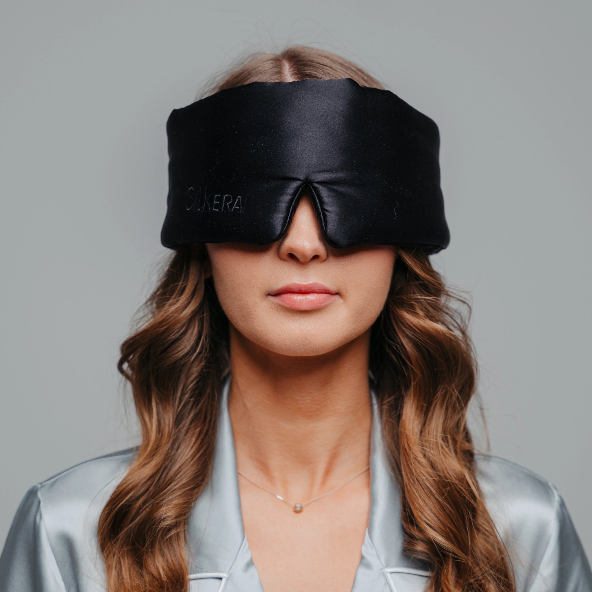 Juoda šilkinė miego kaukė