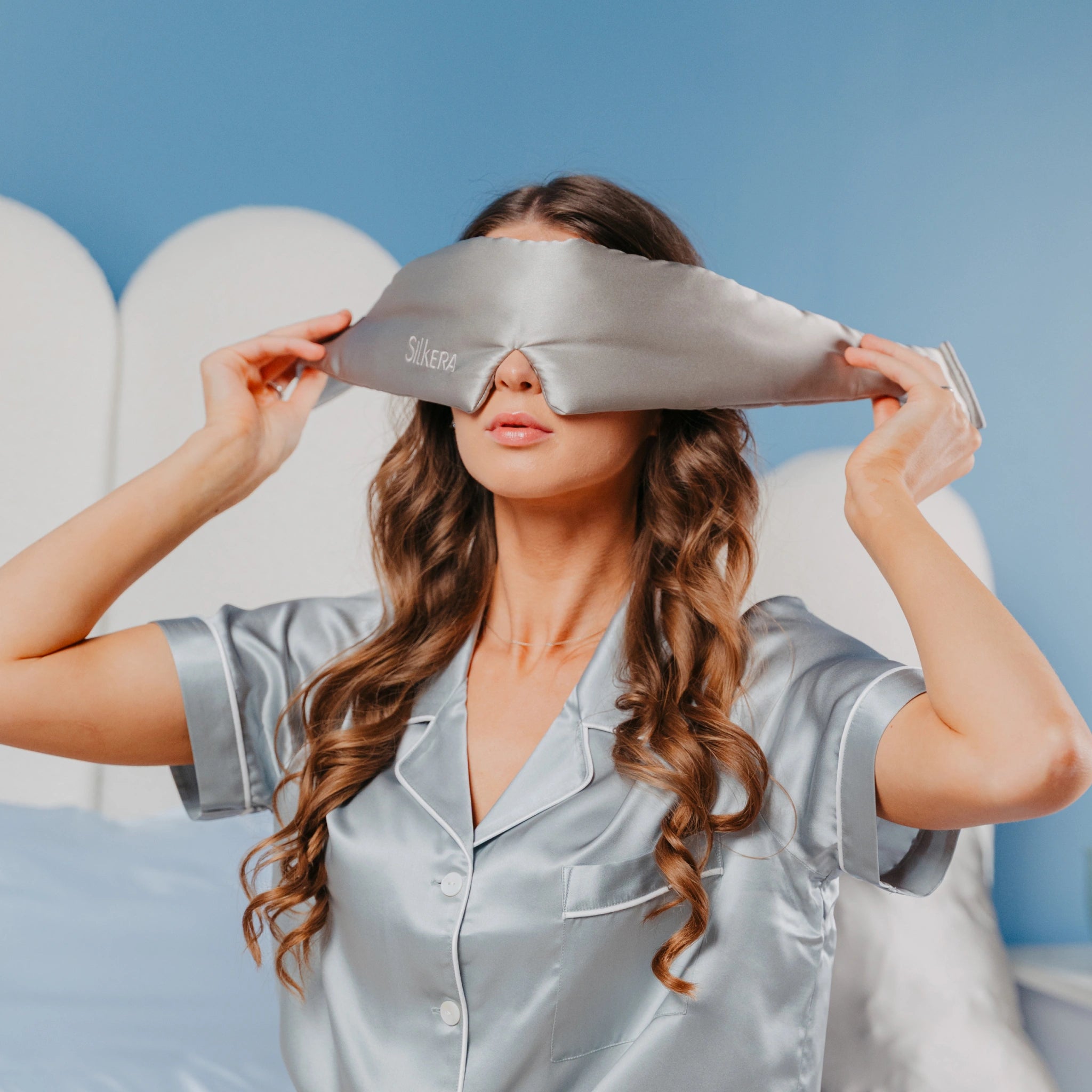 šilkinė miego kaukė pilka