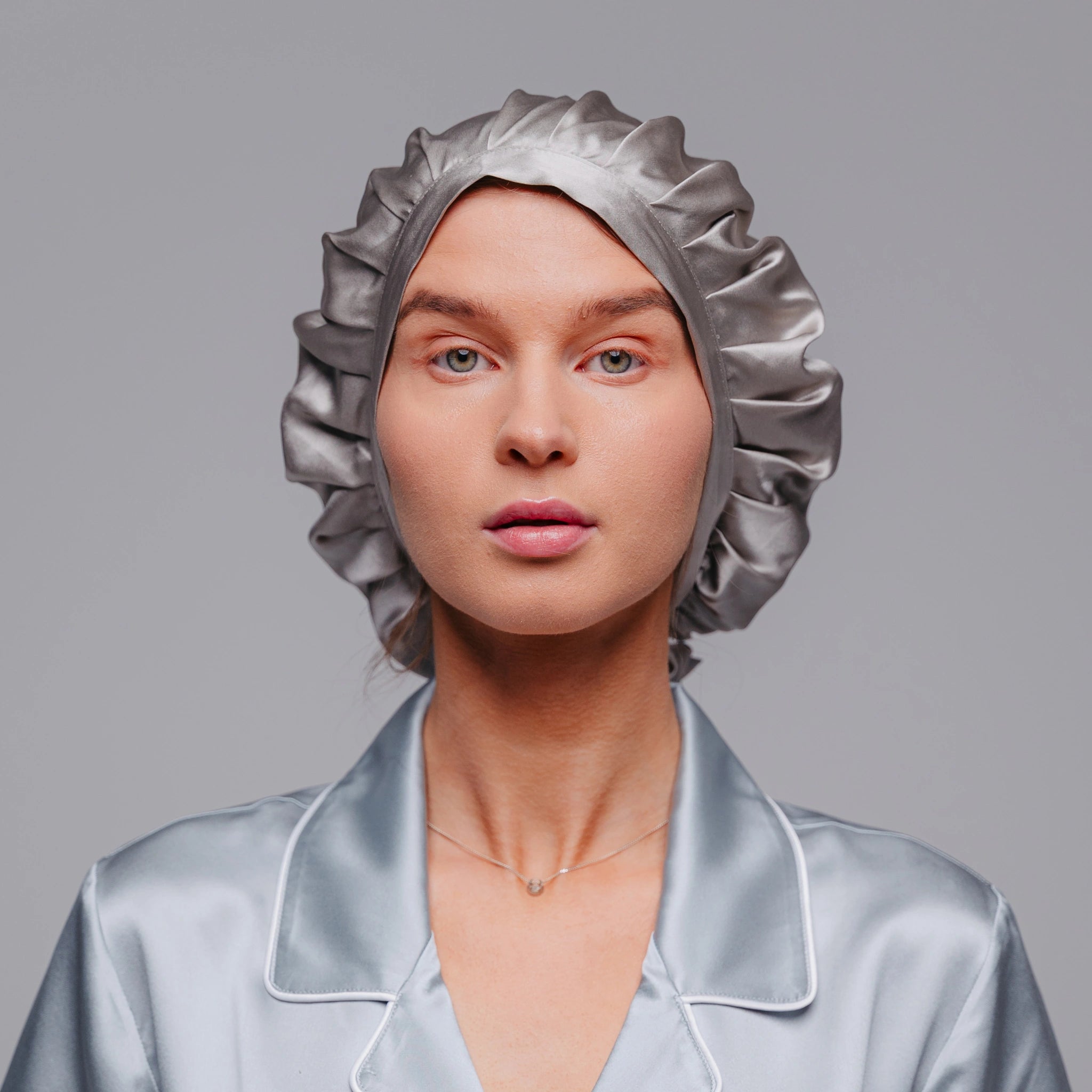 šilko kepurė pilka