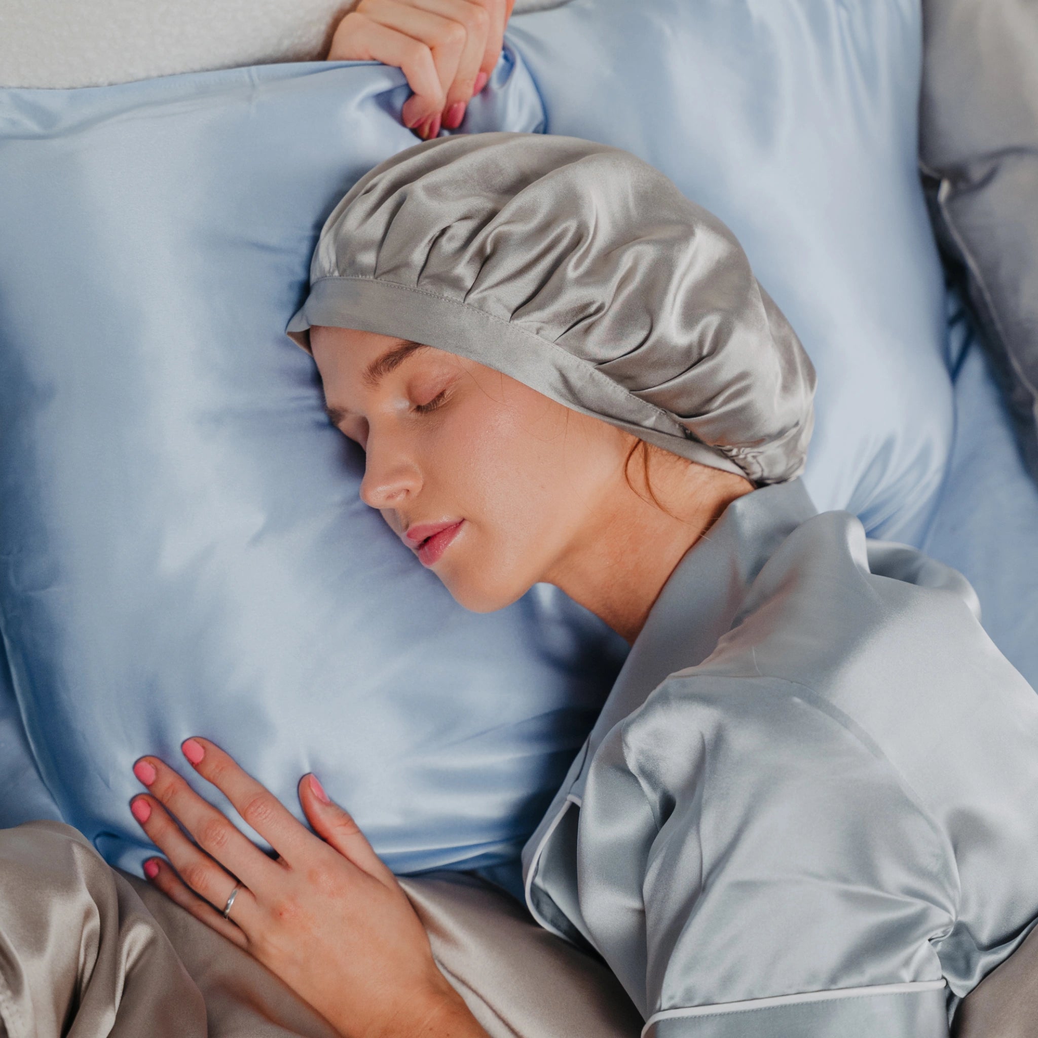 silkine kepuraite pilka