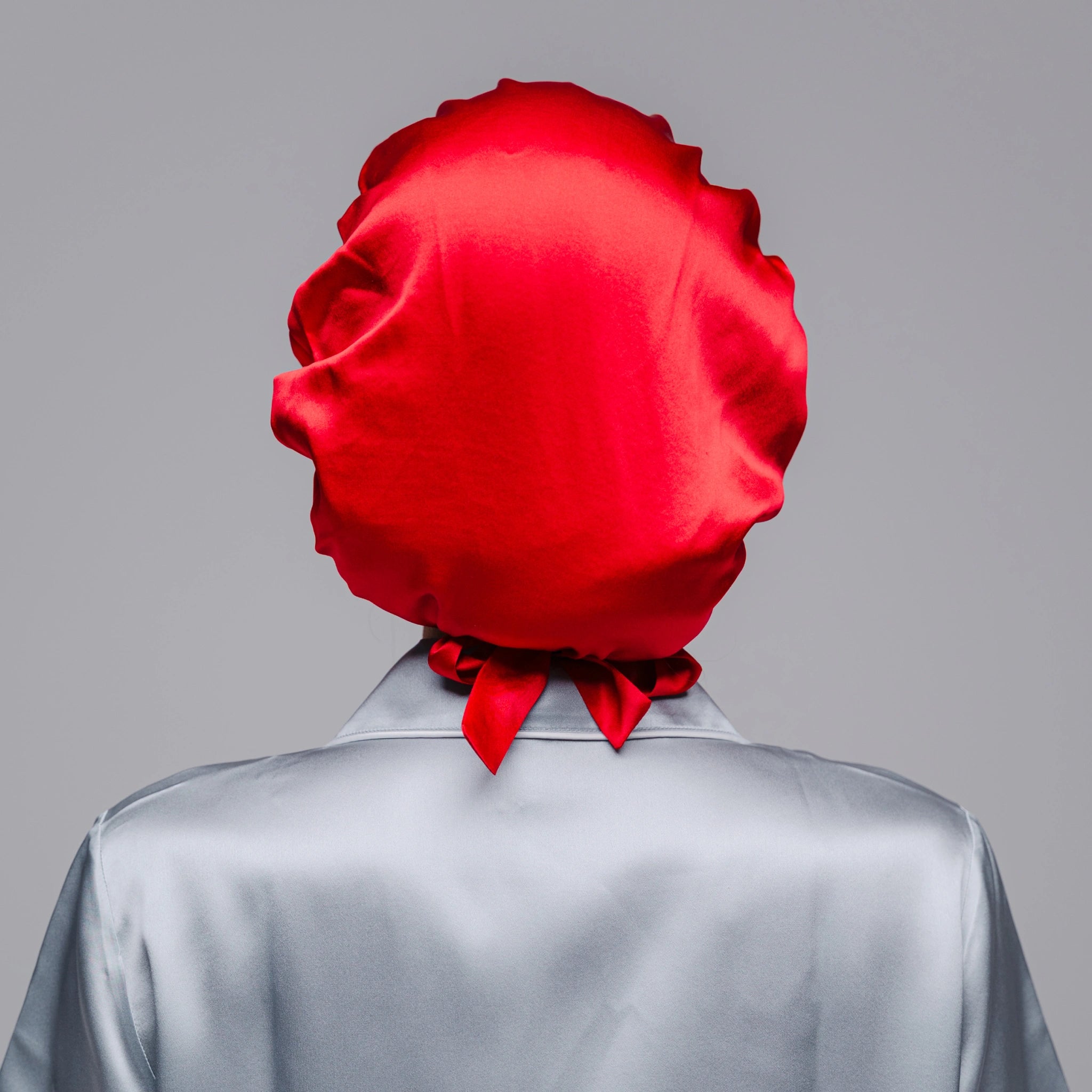 Raudonos spalvos kepuraitė iš šilko