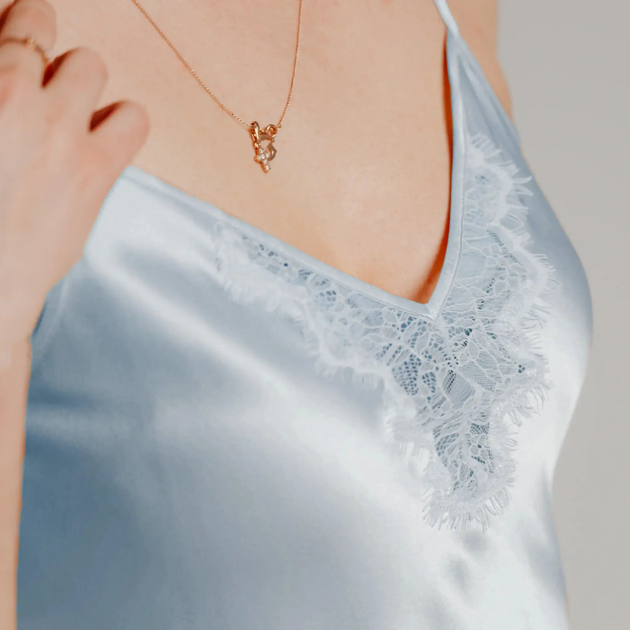 Žydros spalvos pižama iš šilko