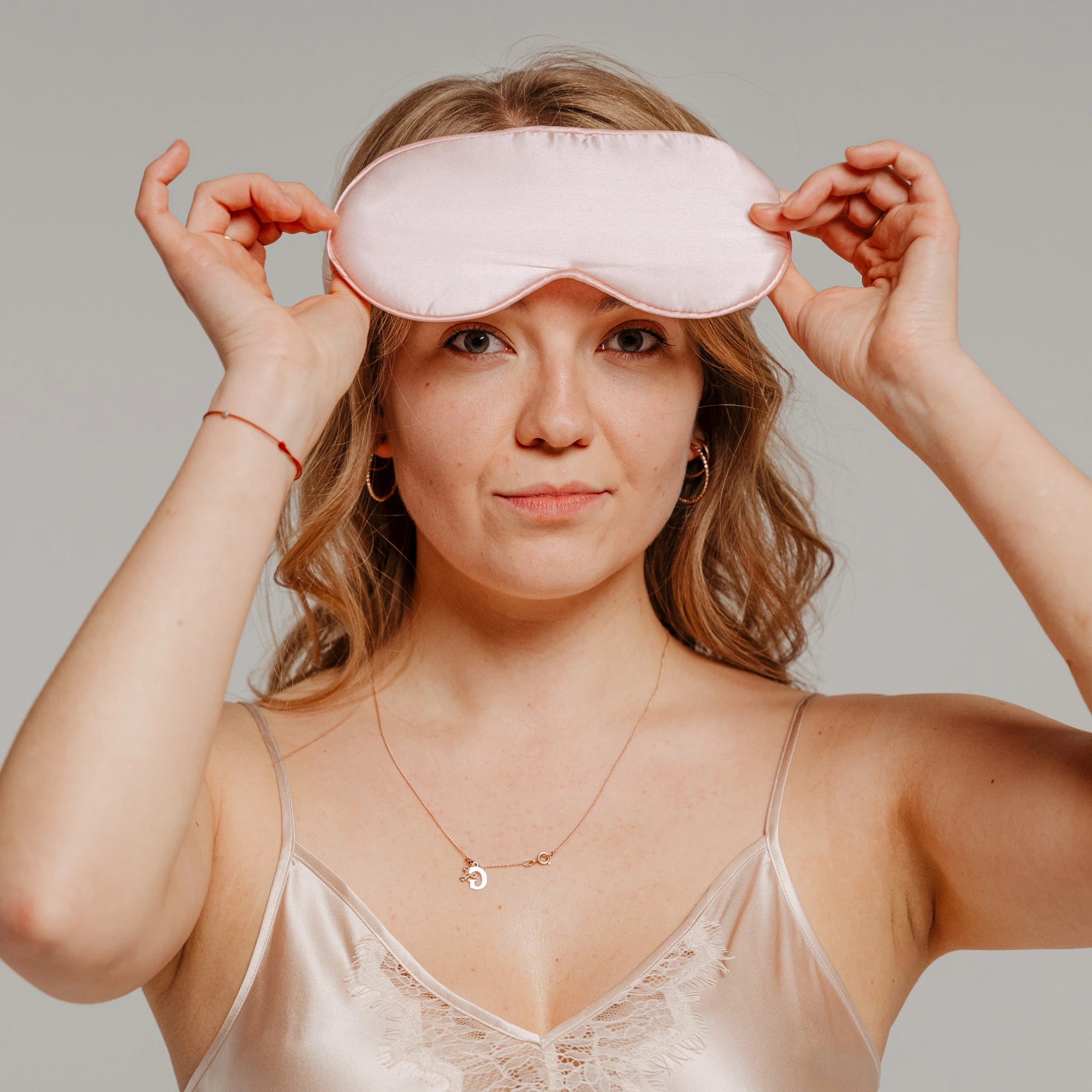 Rožinės spalvos šilkinė miego kaukė