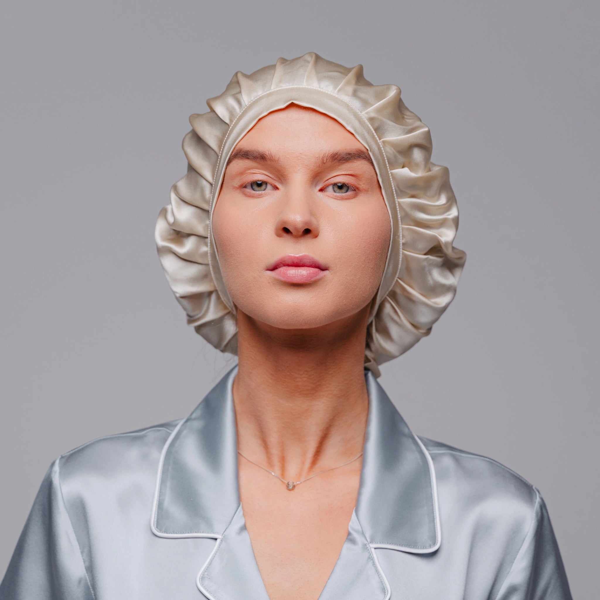 silko kepure sampano spalvos