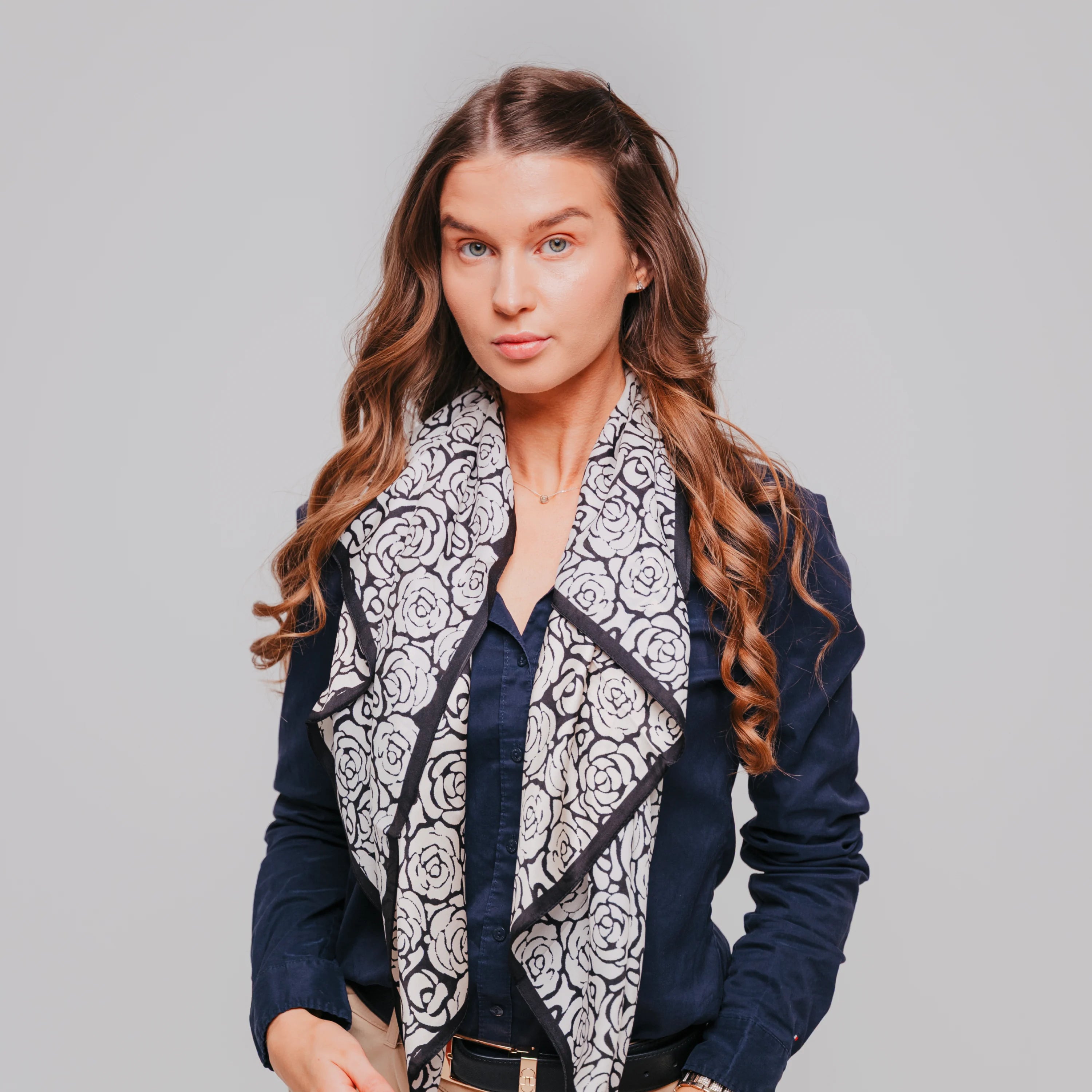 Šilkinė skara rožių raštas