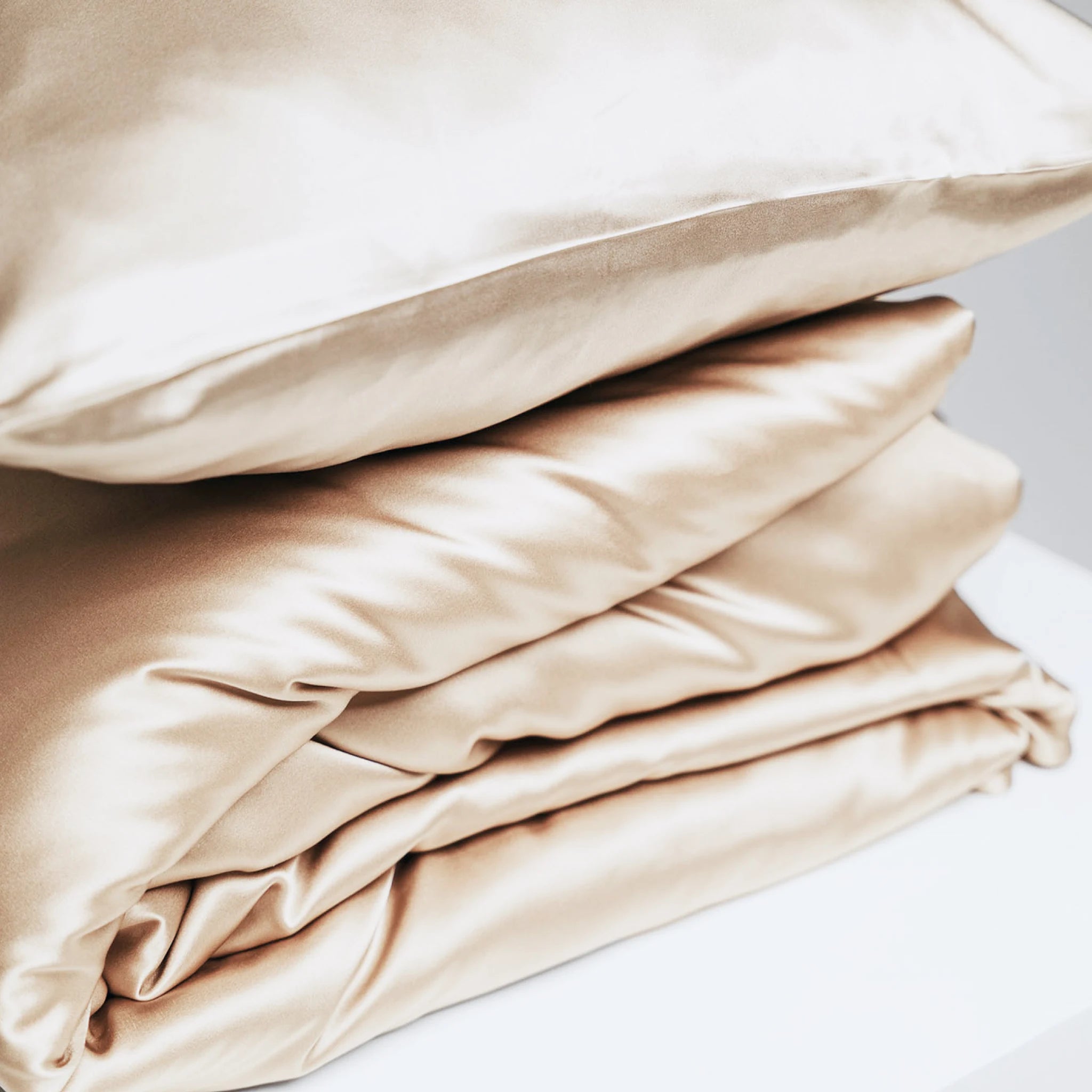 Šilko patalynės komplektas šampaninės spalvos