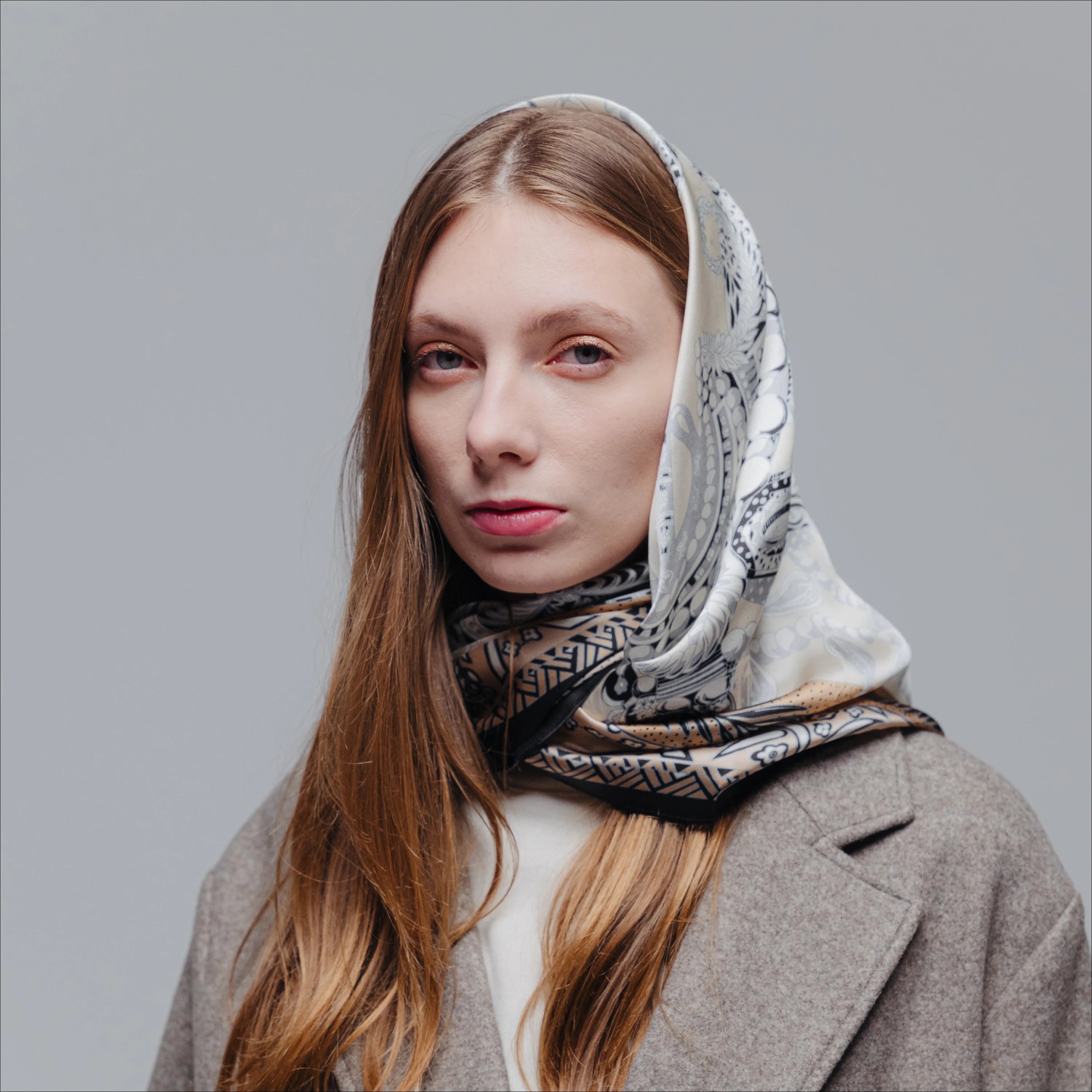 Prabangi skara iš šilko moterims