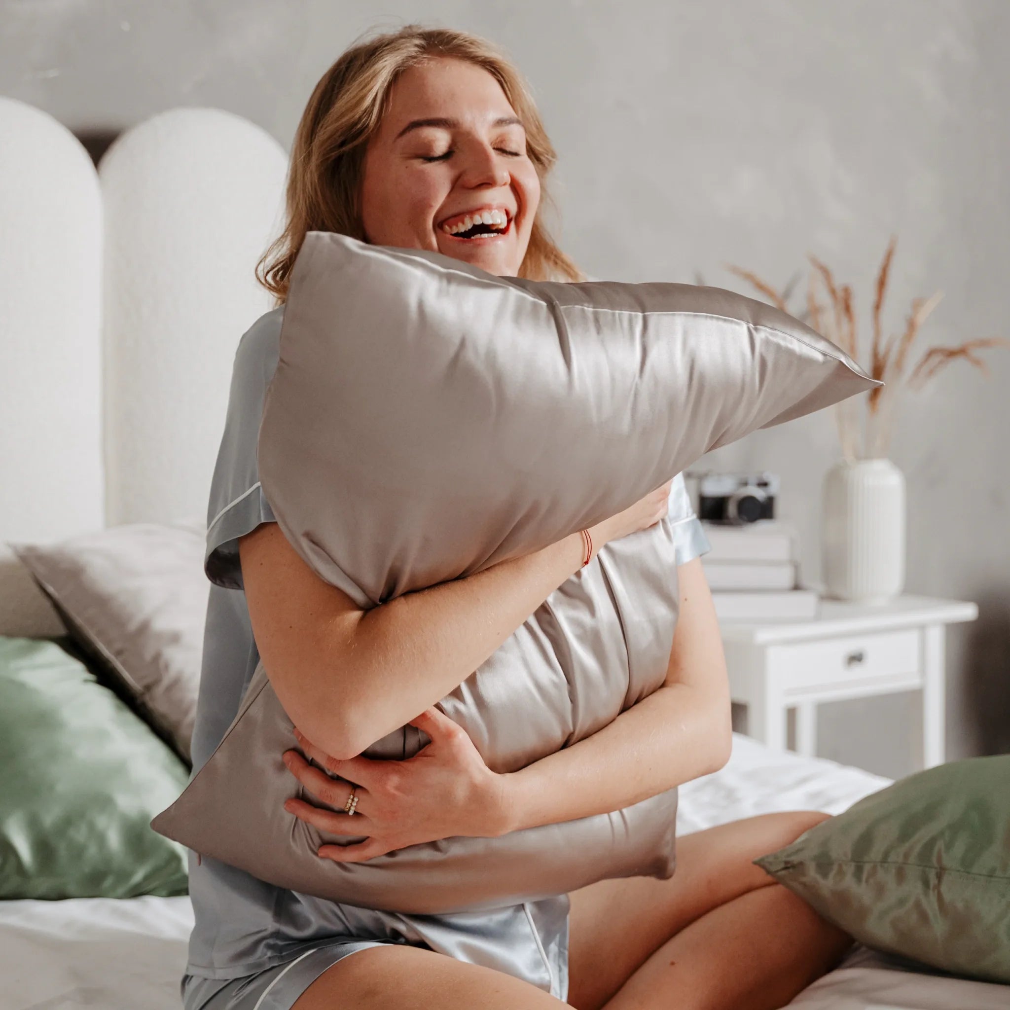 Pilkos spalvos šilko pagalvės užvalkalas iš 22 momų šilko
