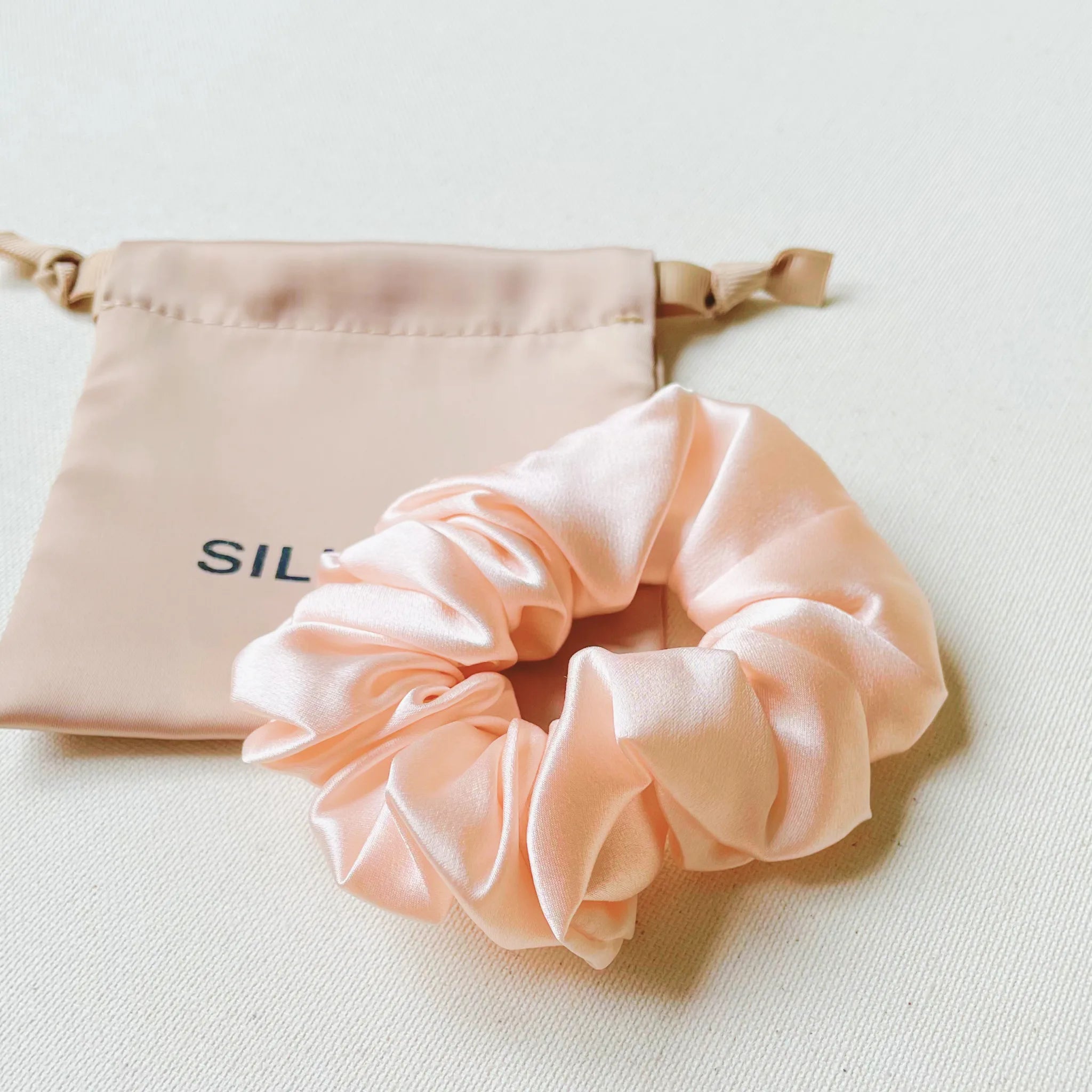 Rožinė gumytė plaukams iš šilko