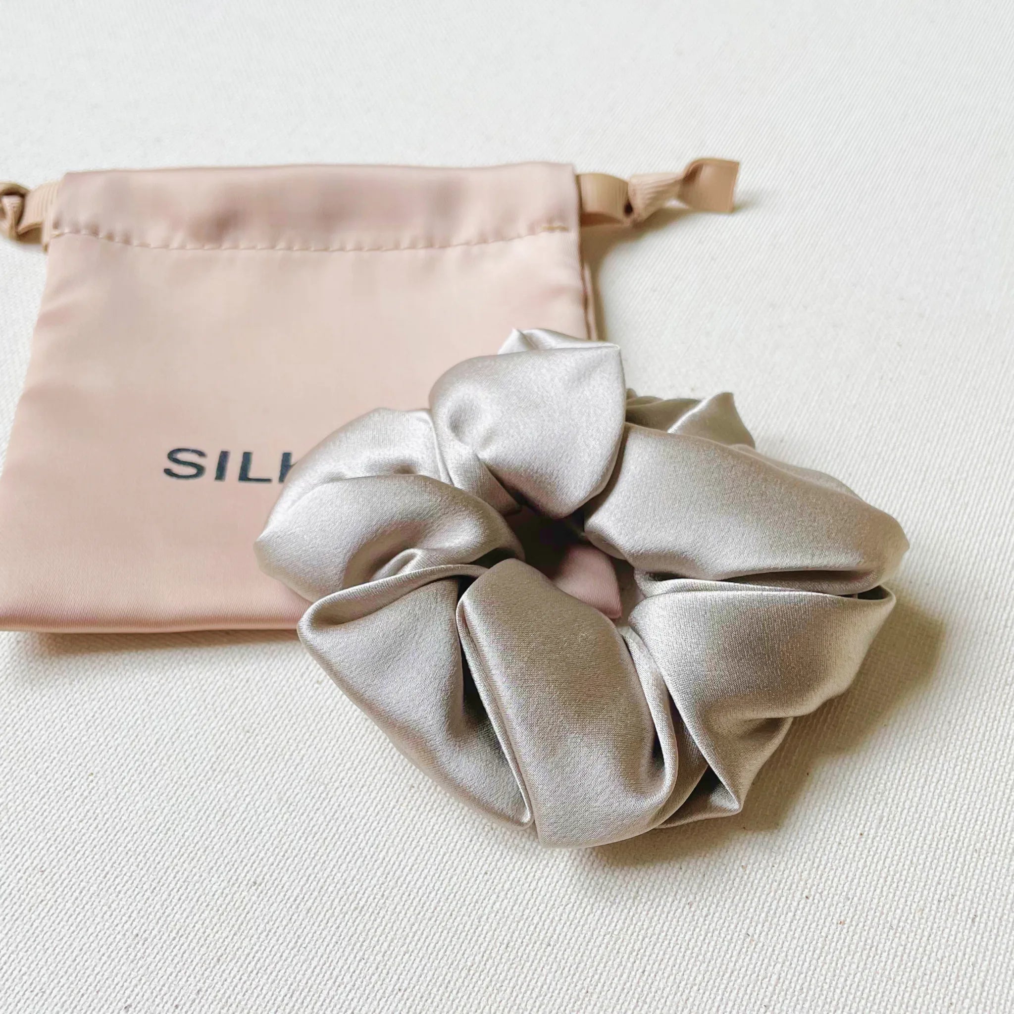 Pilka natūralaus šilko plaukų gumytė