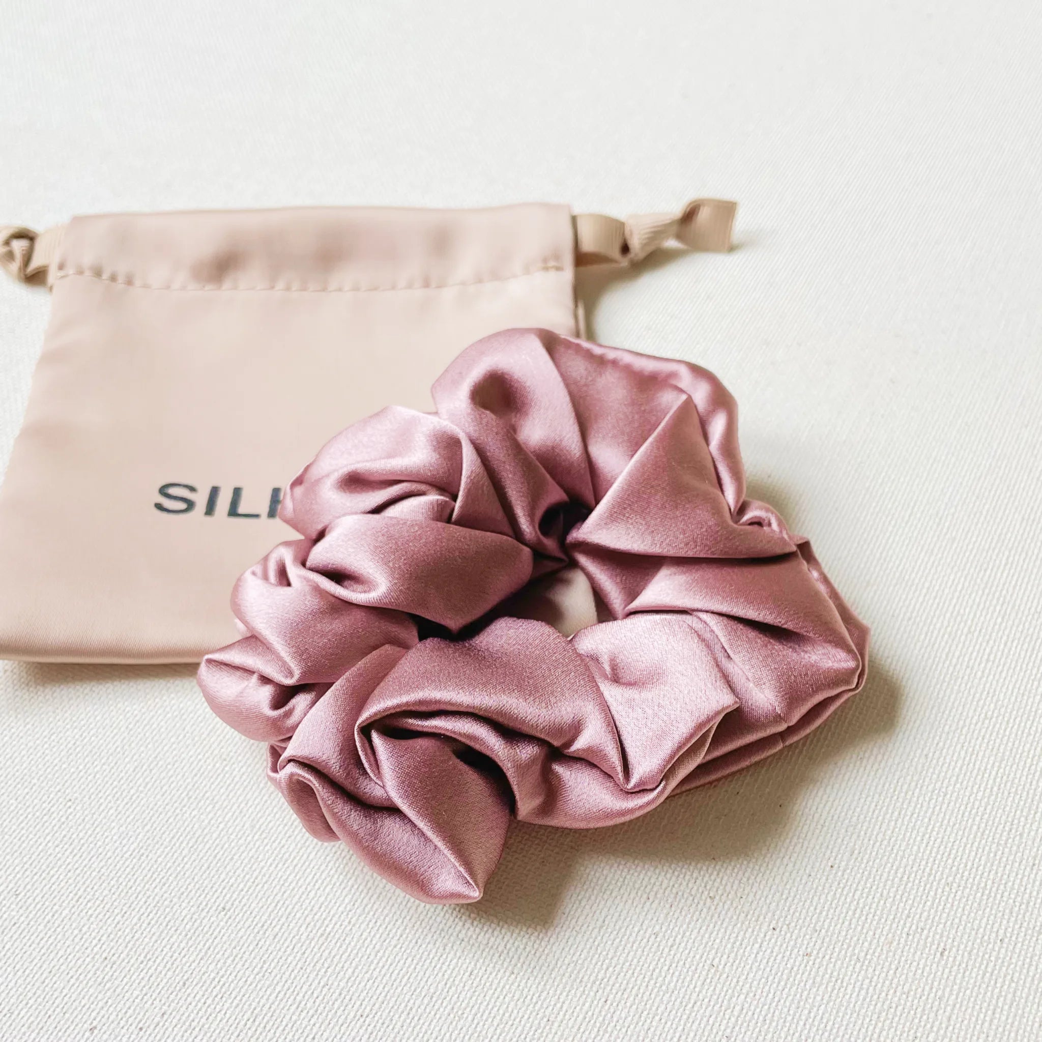 Pelenų rožės spalvos šilkinė plaukų gumyte