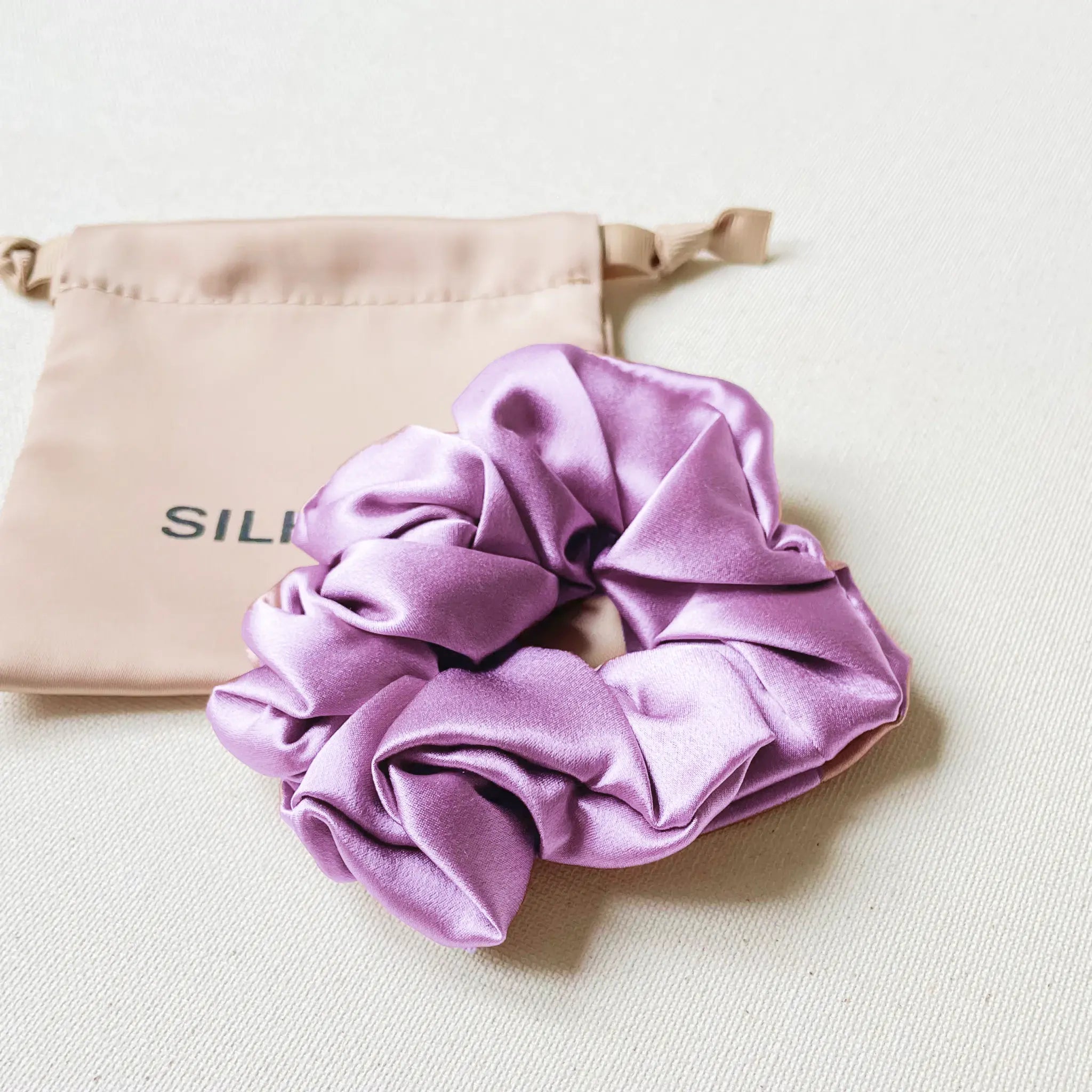 Levandu spalvos silkine gumyte