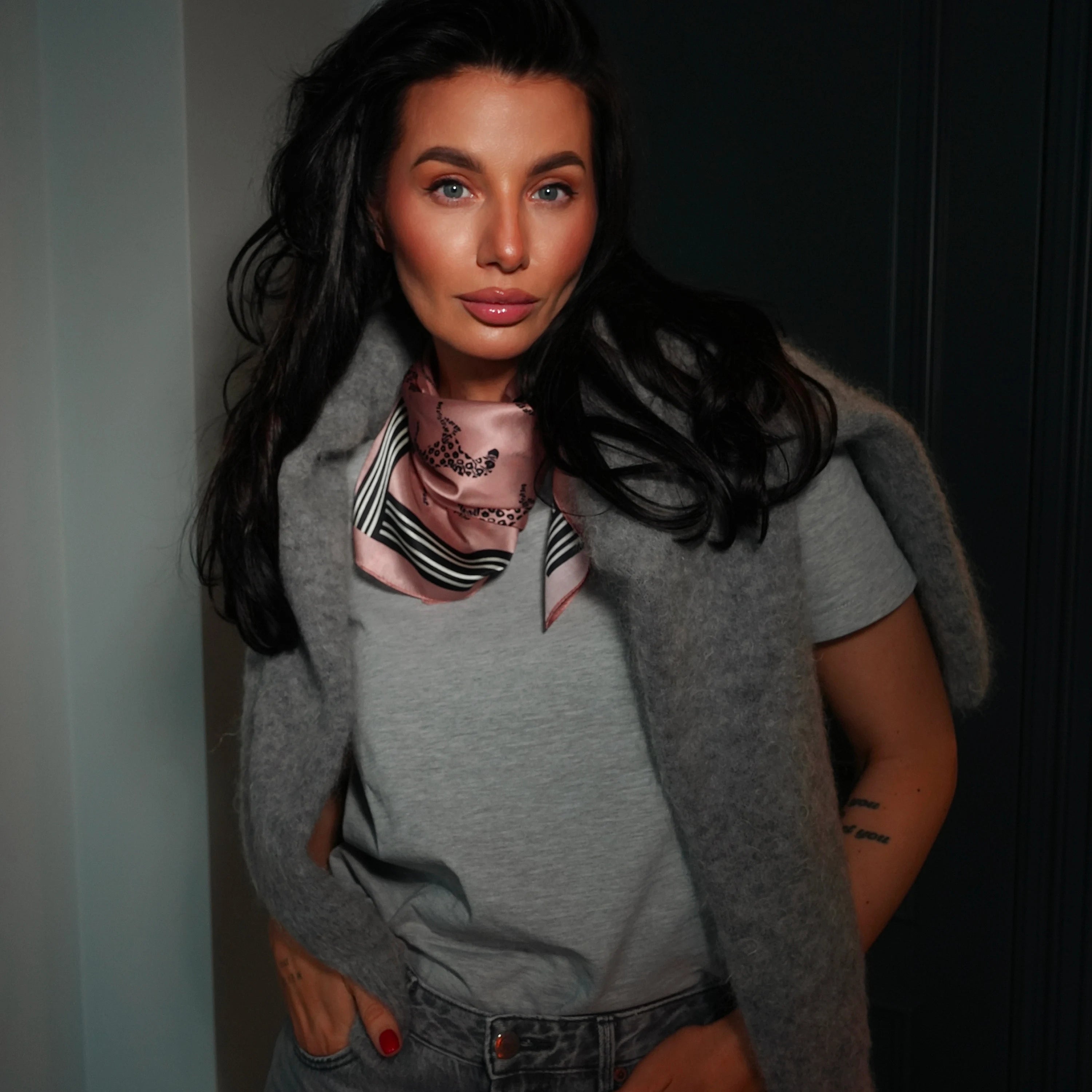 Rožinė šilkinė skarelė