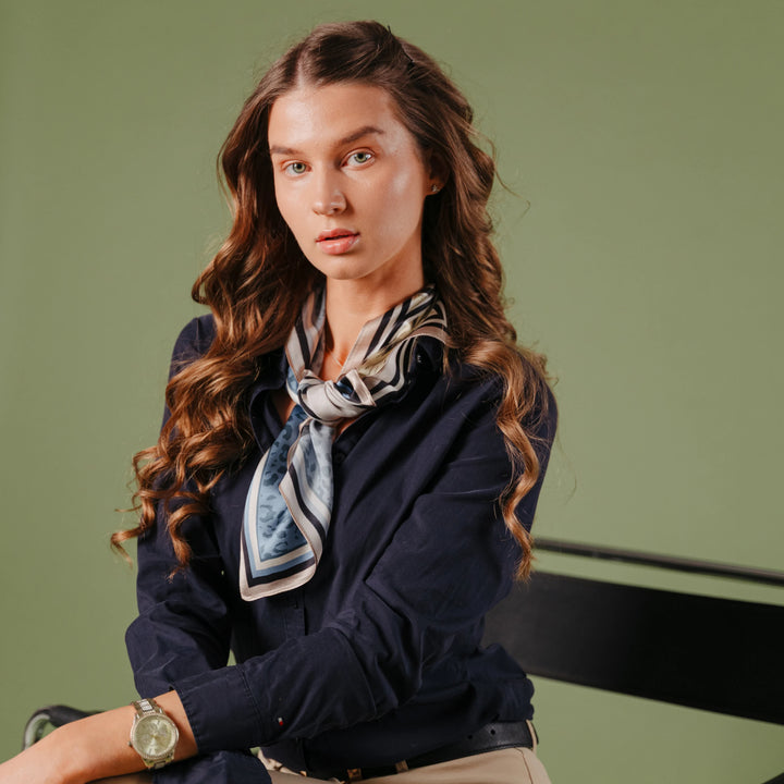 Moteriška šilkinė skarelė