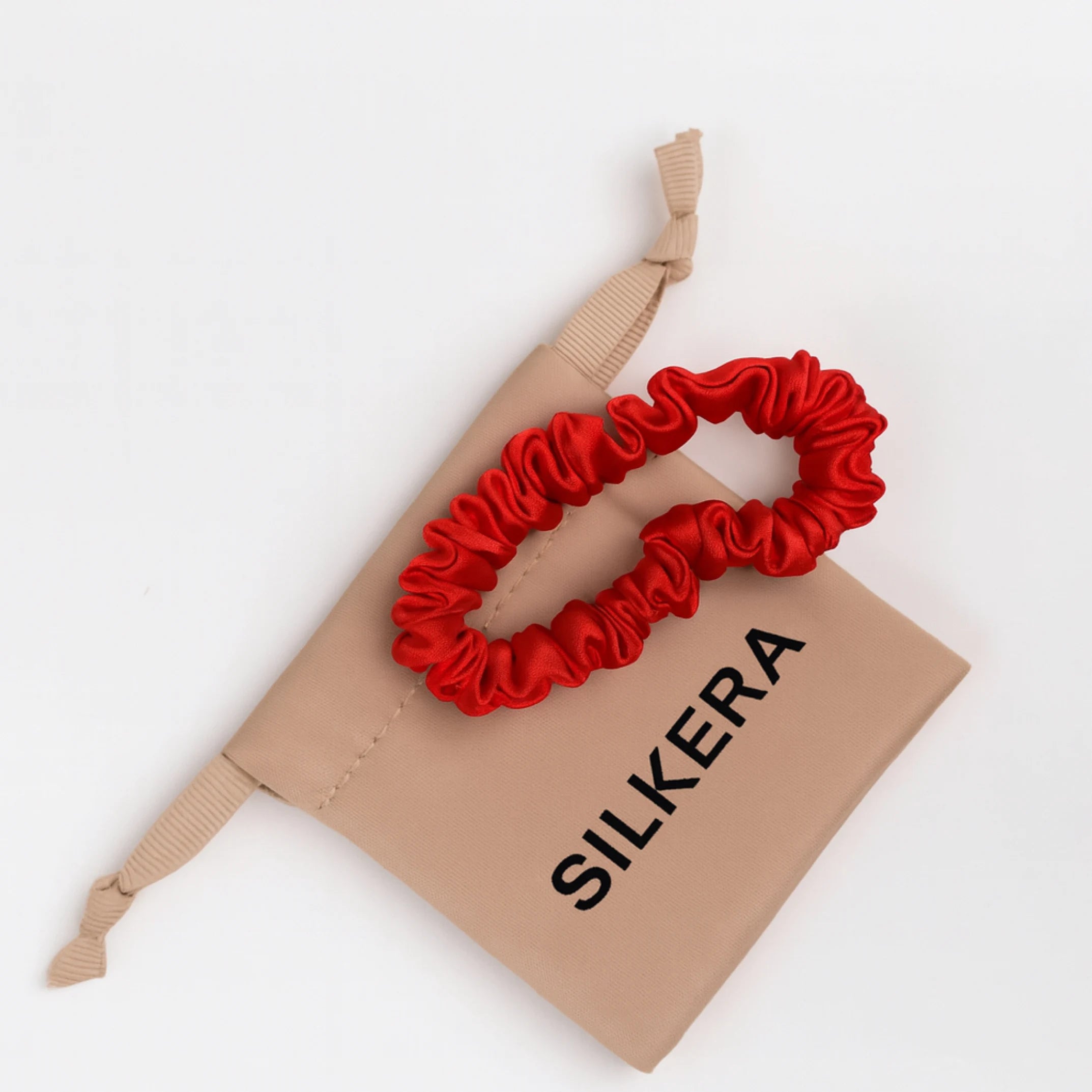 Raudona šilkinė plaukų gumytė