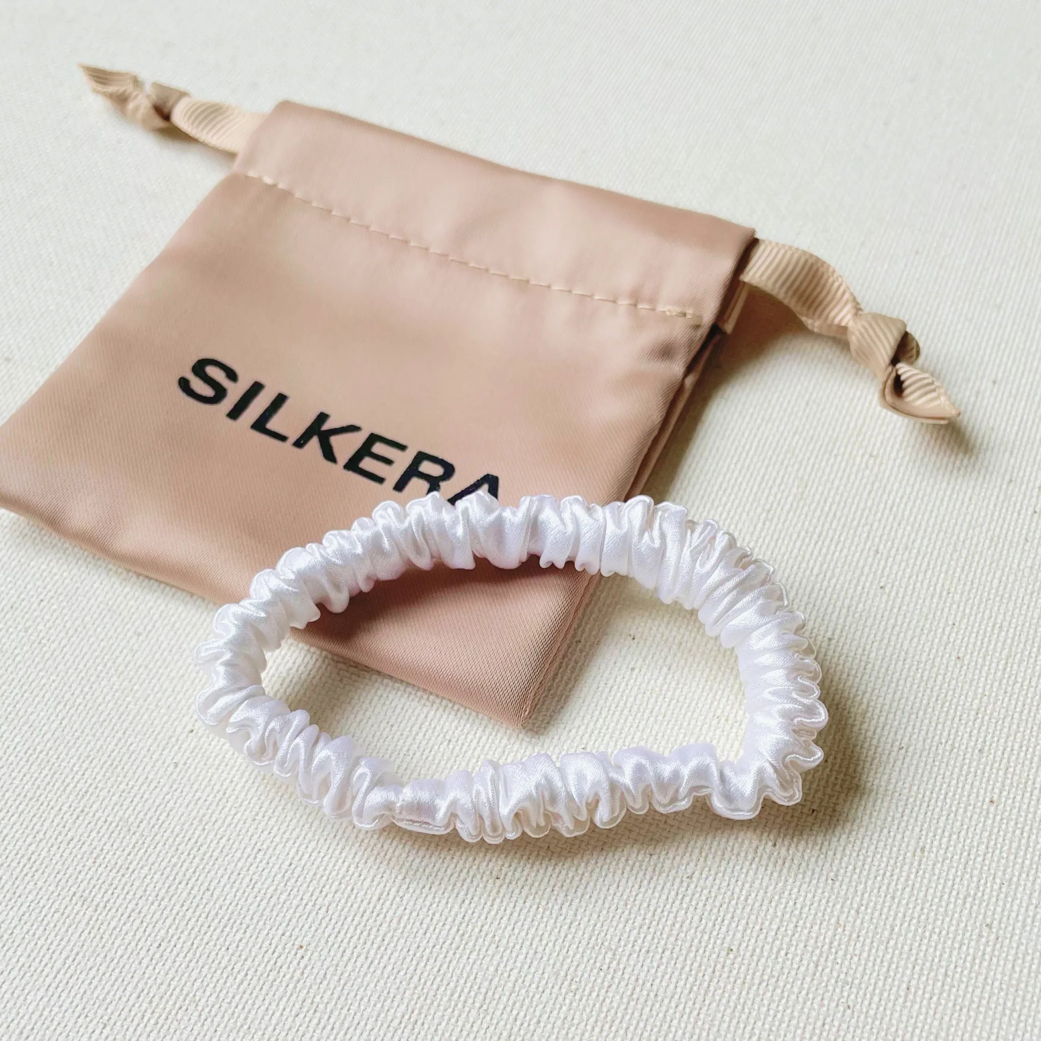 Balta Mini šilkinė plaukų gumytė