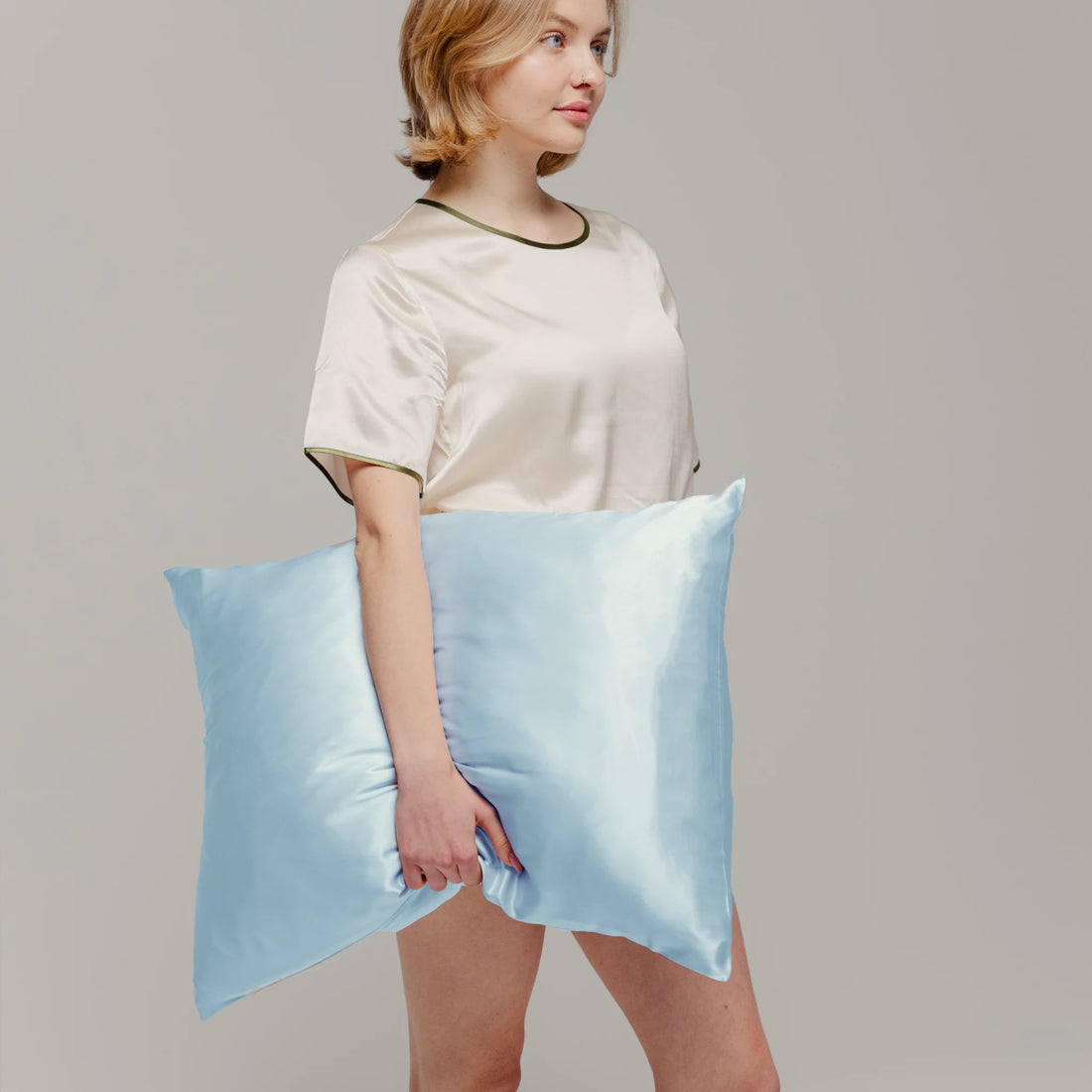 Šviesiai mėlynas šilkinis pagalvės užvalkalas