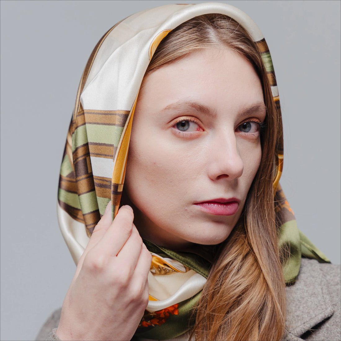 Šilkinė skara ant galvos