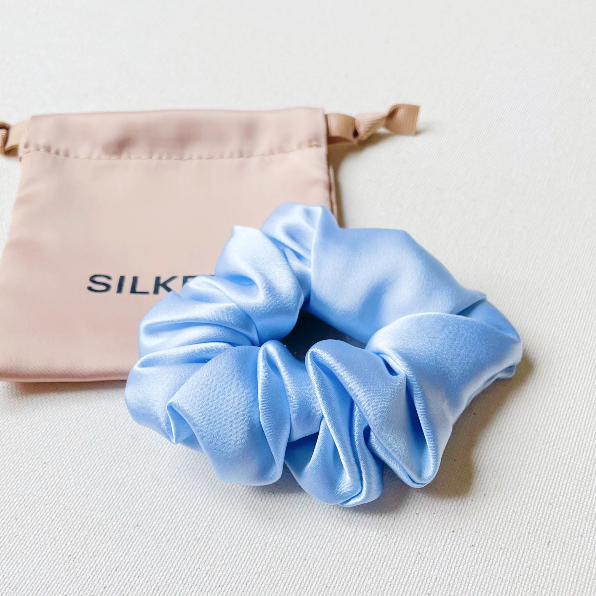 Šviesiai mėlynos spalvos plaukų gumytė šilkinė