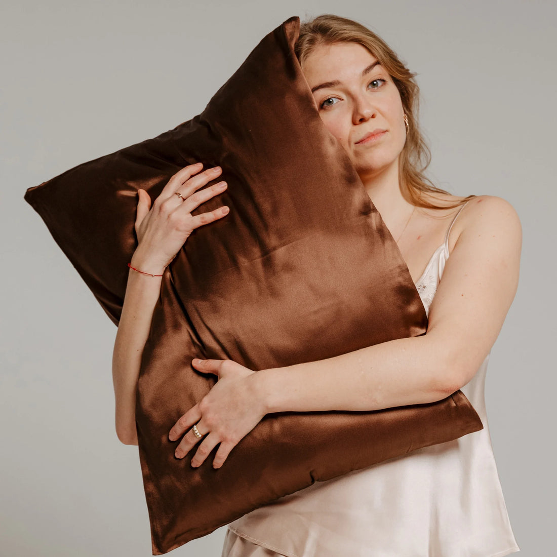 Rudas šilkinis pagalvės užvalkalas iš 100 % mulberry šilko