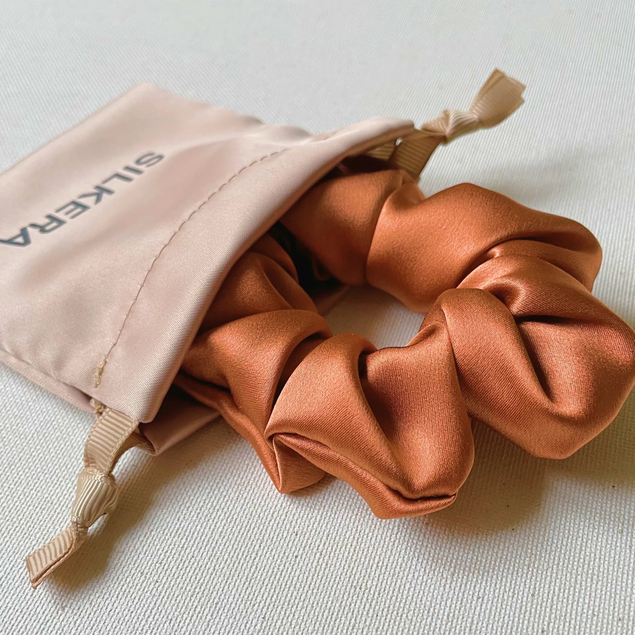 Vario spalvos šilkinė plaukų gumyte