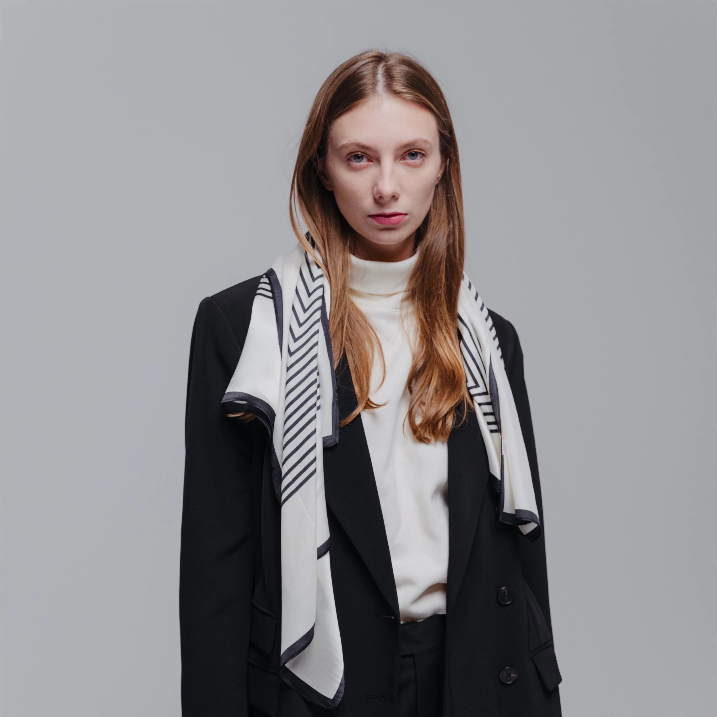 moterištka šilkinė skarelė