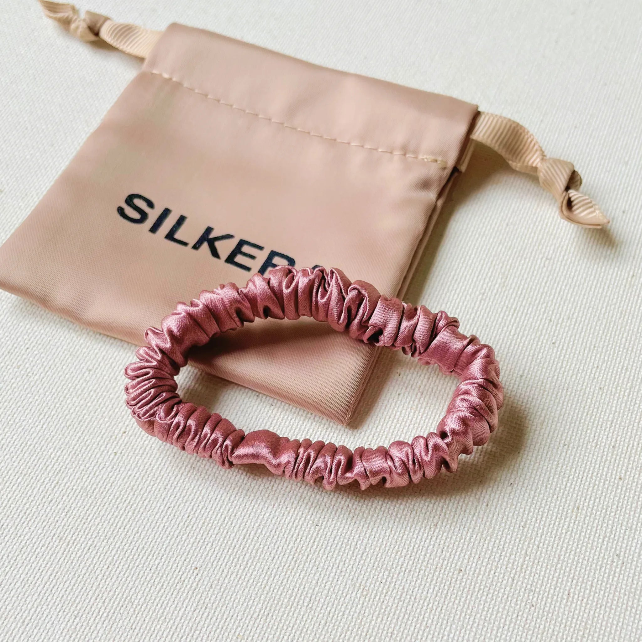 Pelenų rožės spalvos mini šilkinė gumytė plaukams