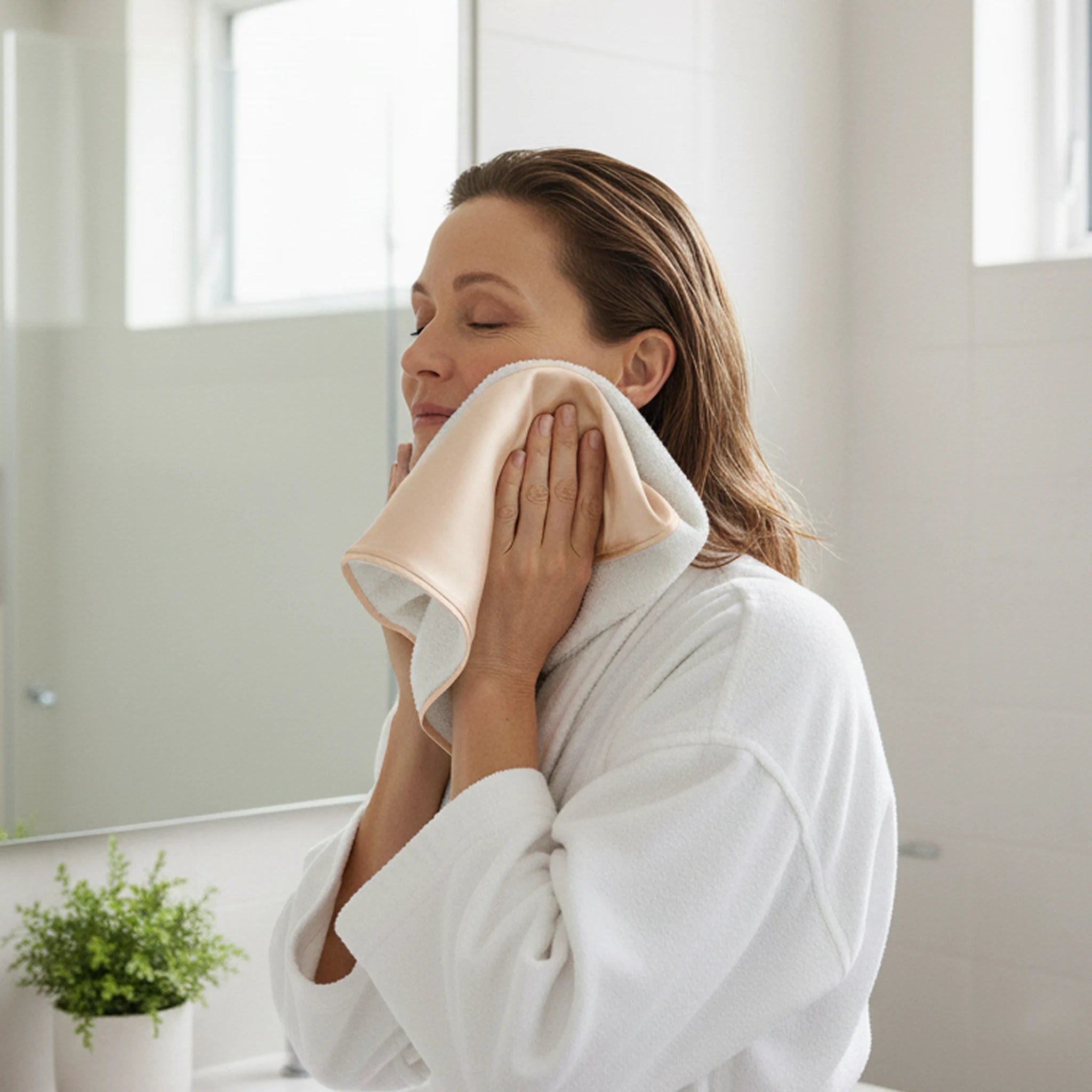 Šilkinis veido rankšluostis iš natūralaus šilko šampaninės spalvos