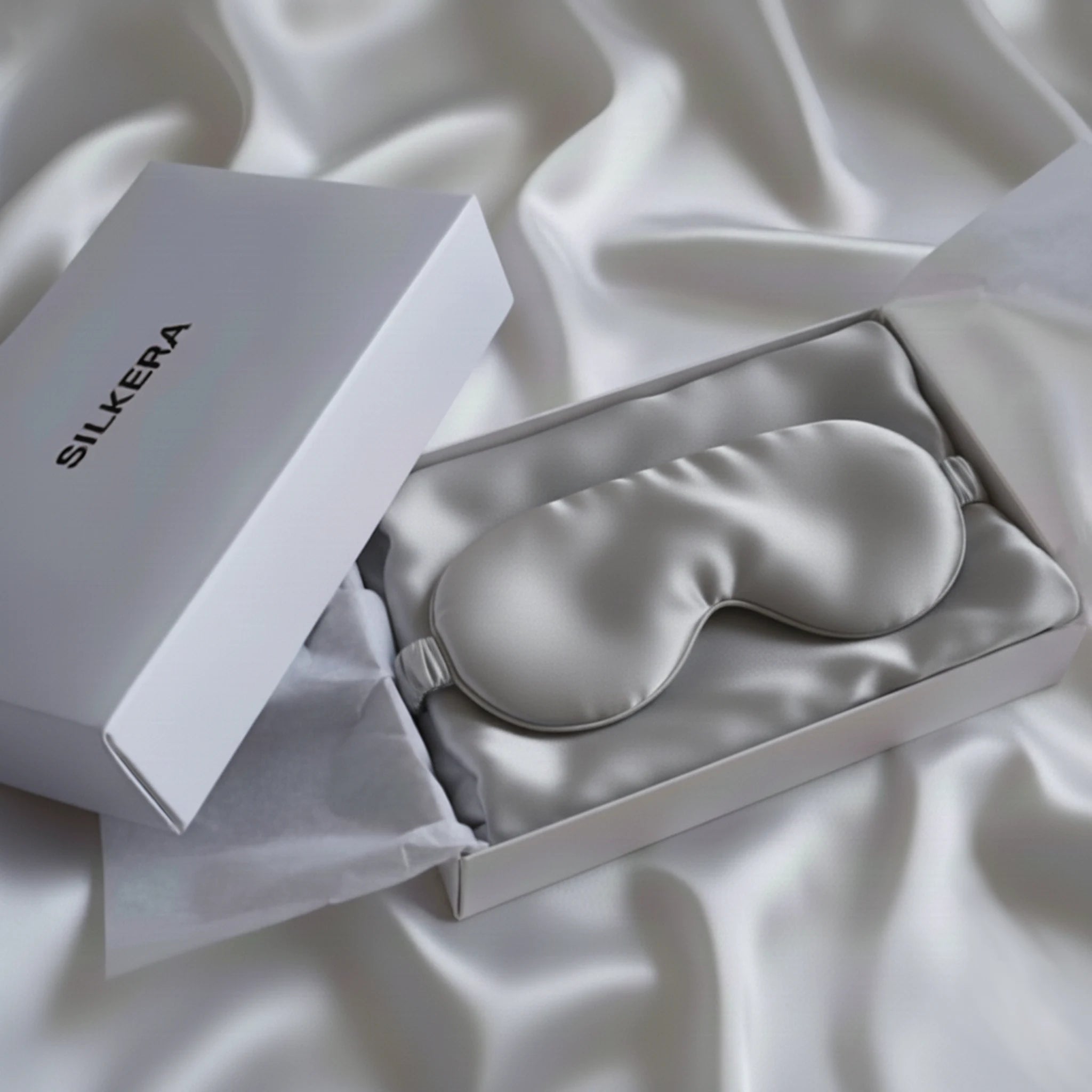 Sidabrinės spalvos šilkinis miego rinkinys