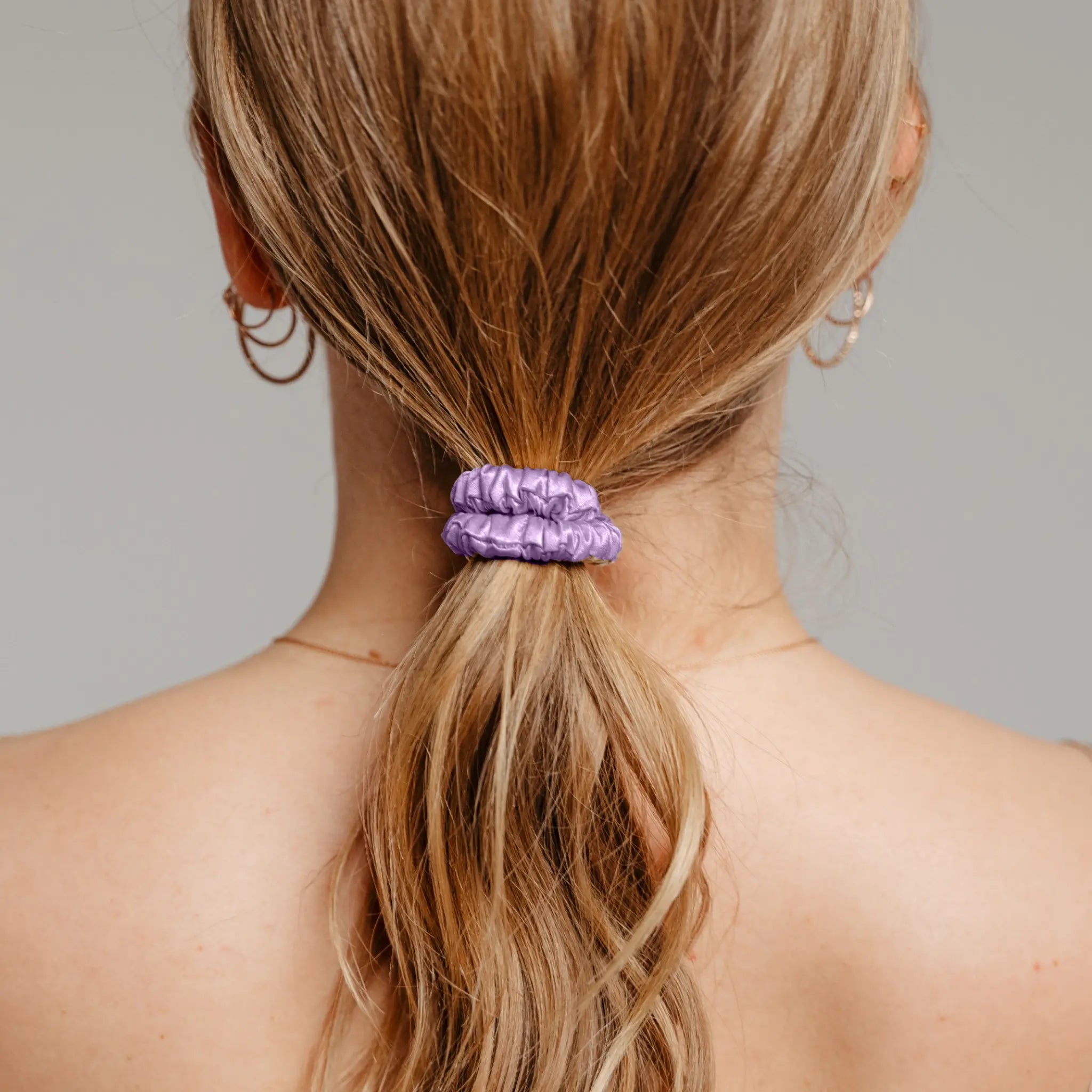 Levandų spalvos šilkinė plaukų gumytė