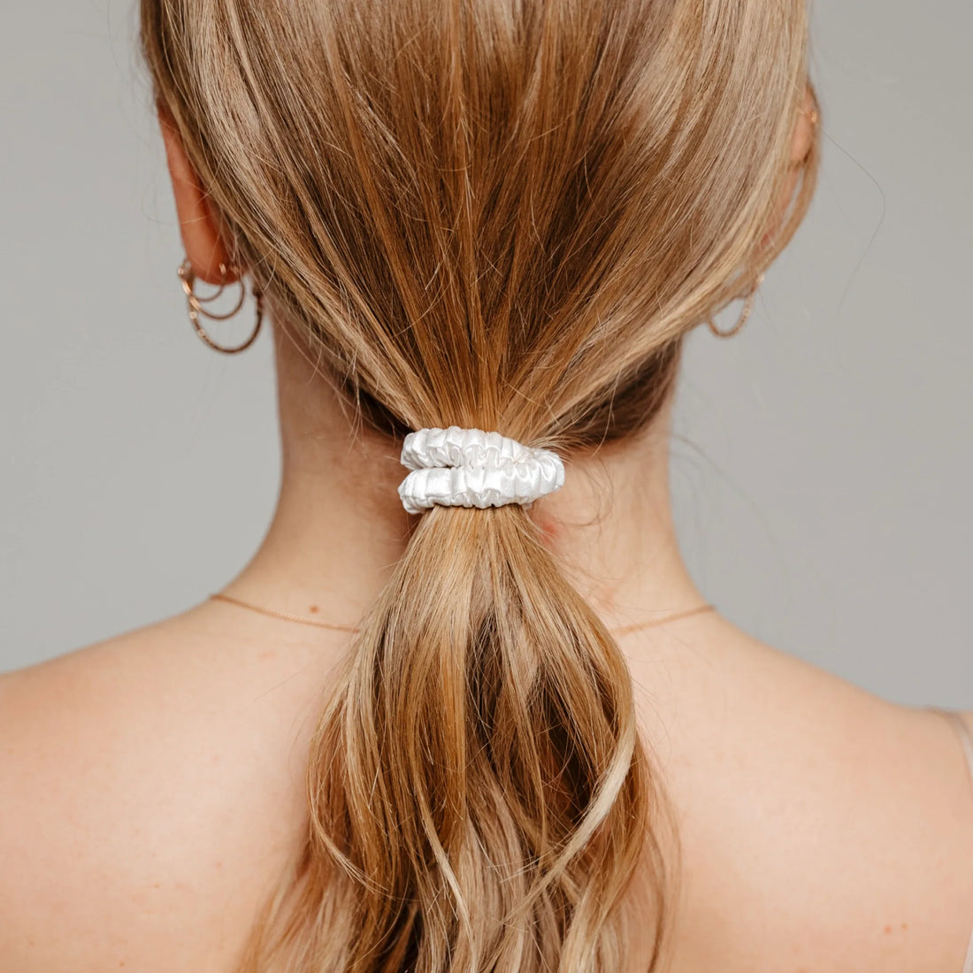 Balta šilkinė plaukų gumytė