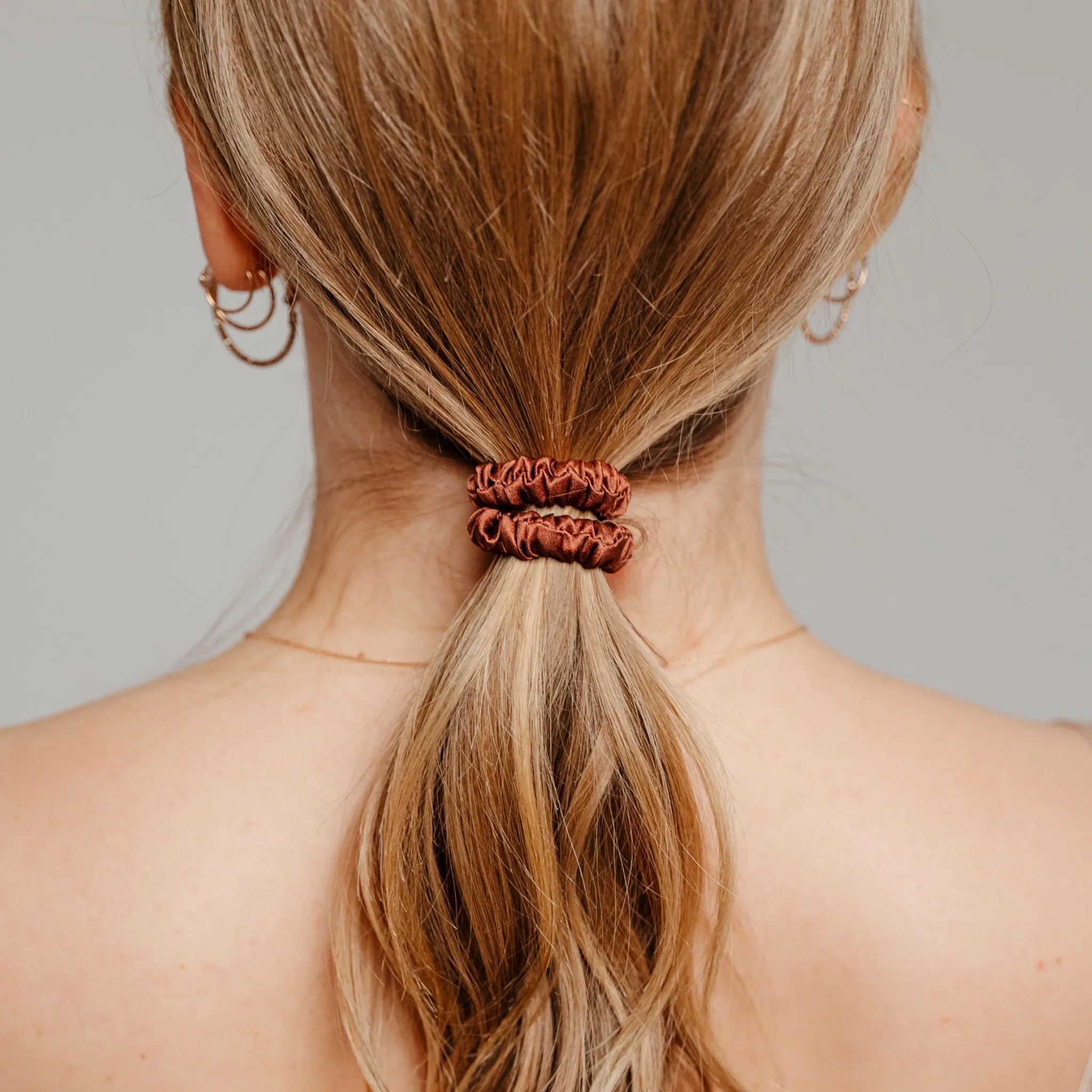 Ruda šilkinė plaukų gumytė