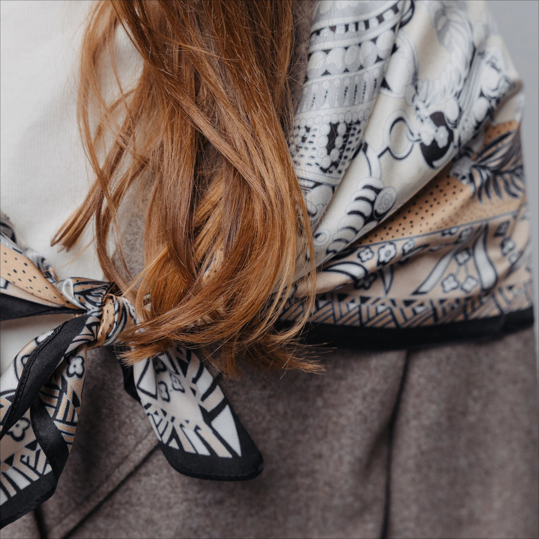 Skara iš šilko moterims