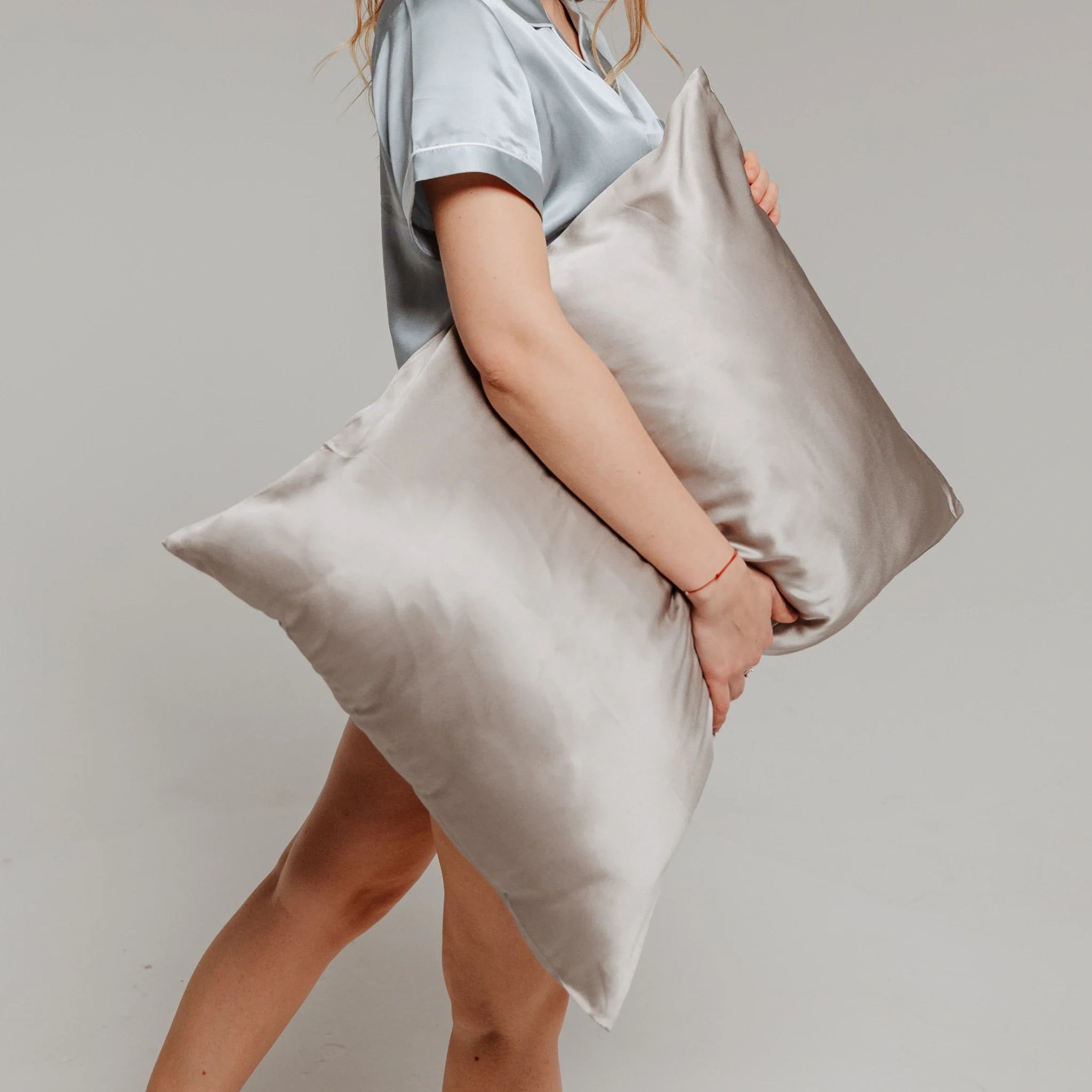 Pilkas šilkinis pagalvės užvalkalas iš 100 % mulberry šilko
