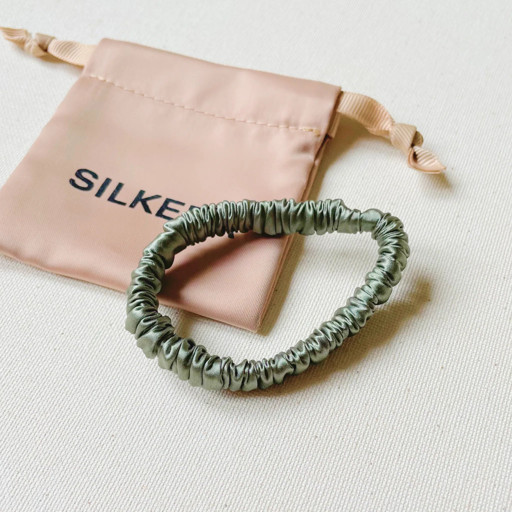 Samanų spalvos mini gumytė iš šilko plaukams