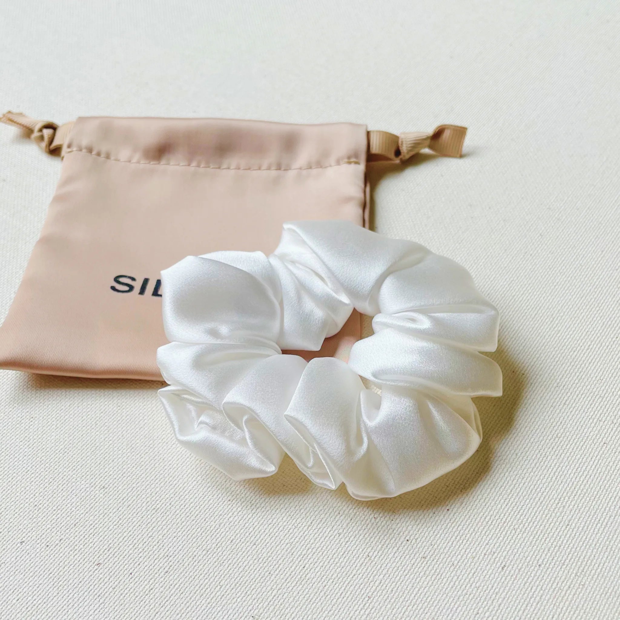 Balta šilkinė plaukų gumyte