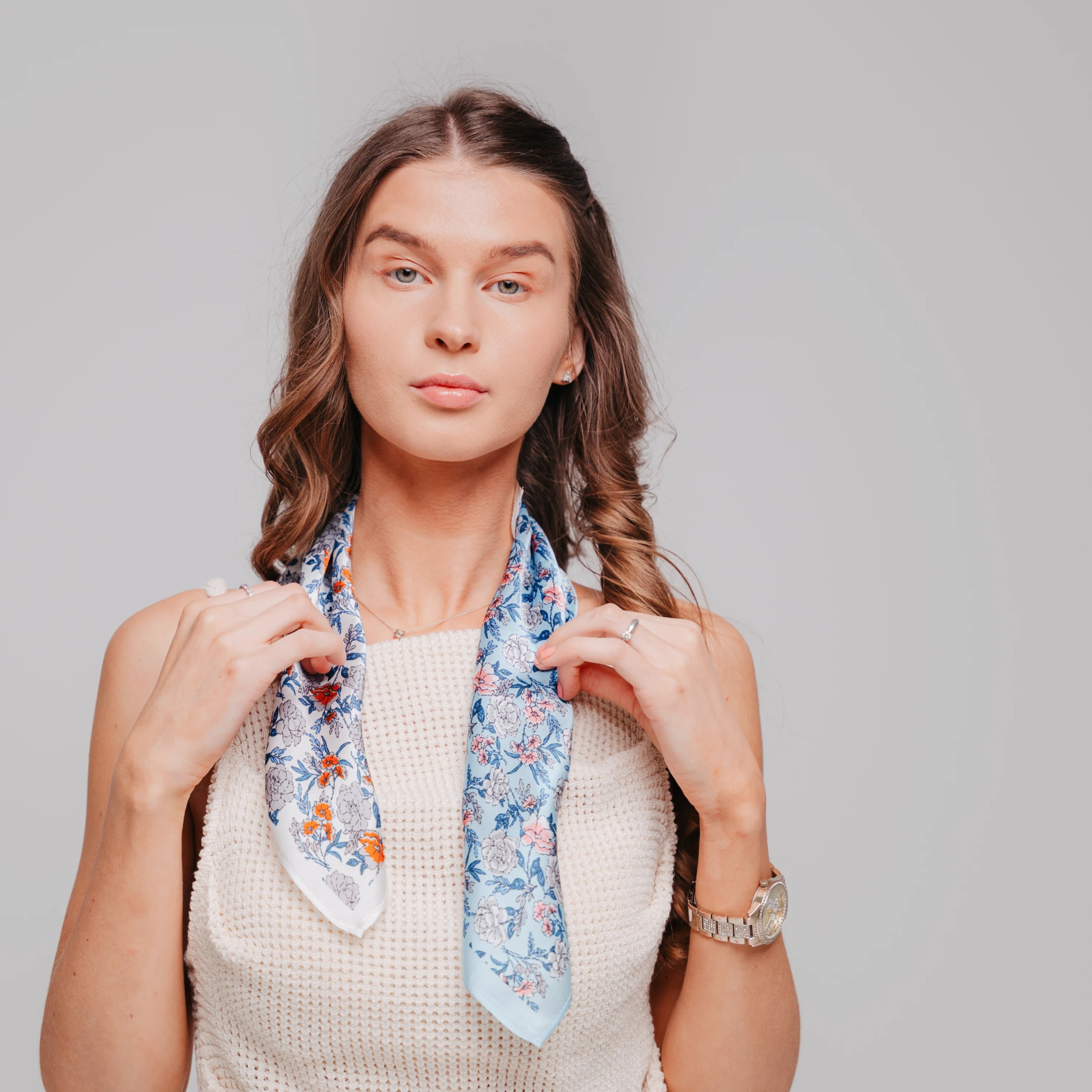 Šilkinė skarelė 53x53 cm dydžio iš natūralaus šilko mėlynos spalvos