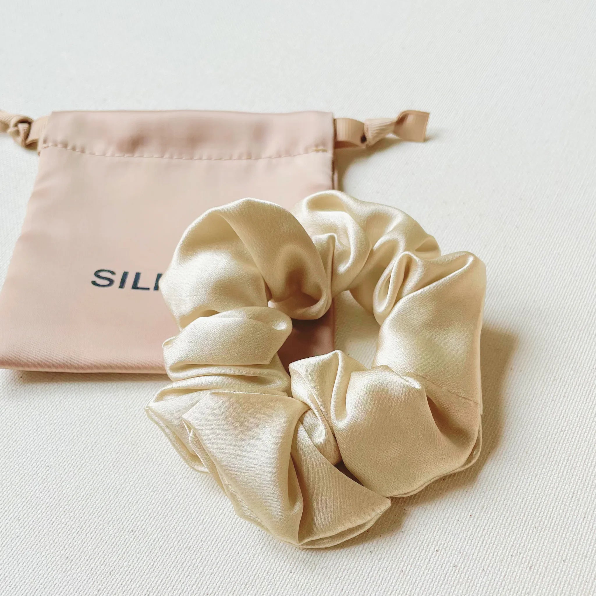 Šampaninė šilkinė plaukų gumyte