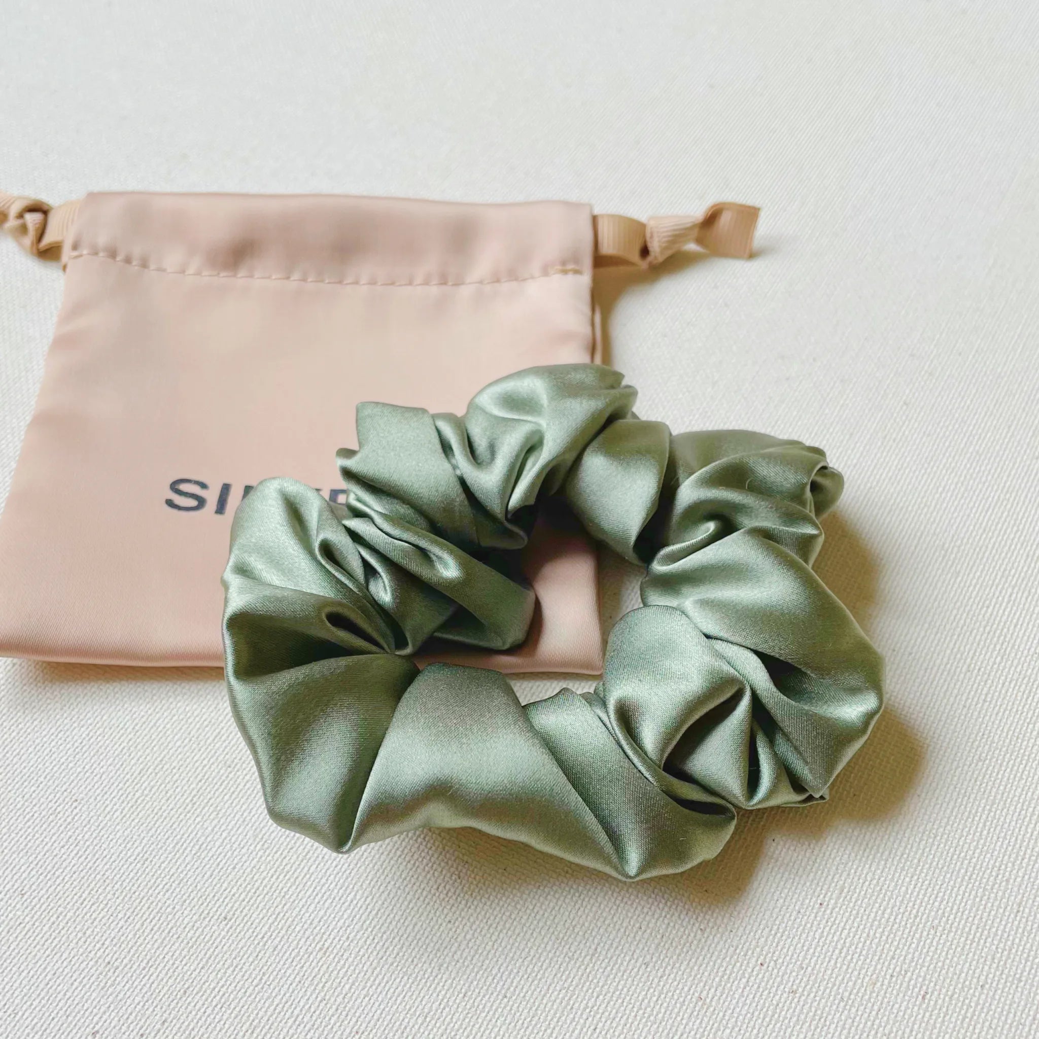 Samaninė šilkinė plaukų gumyte