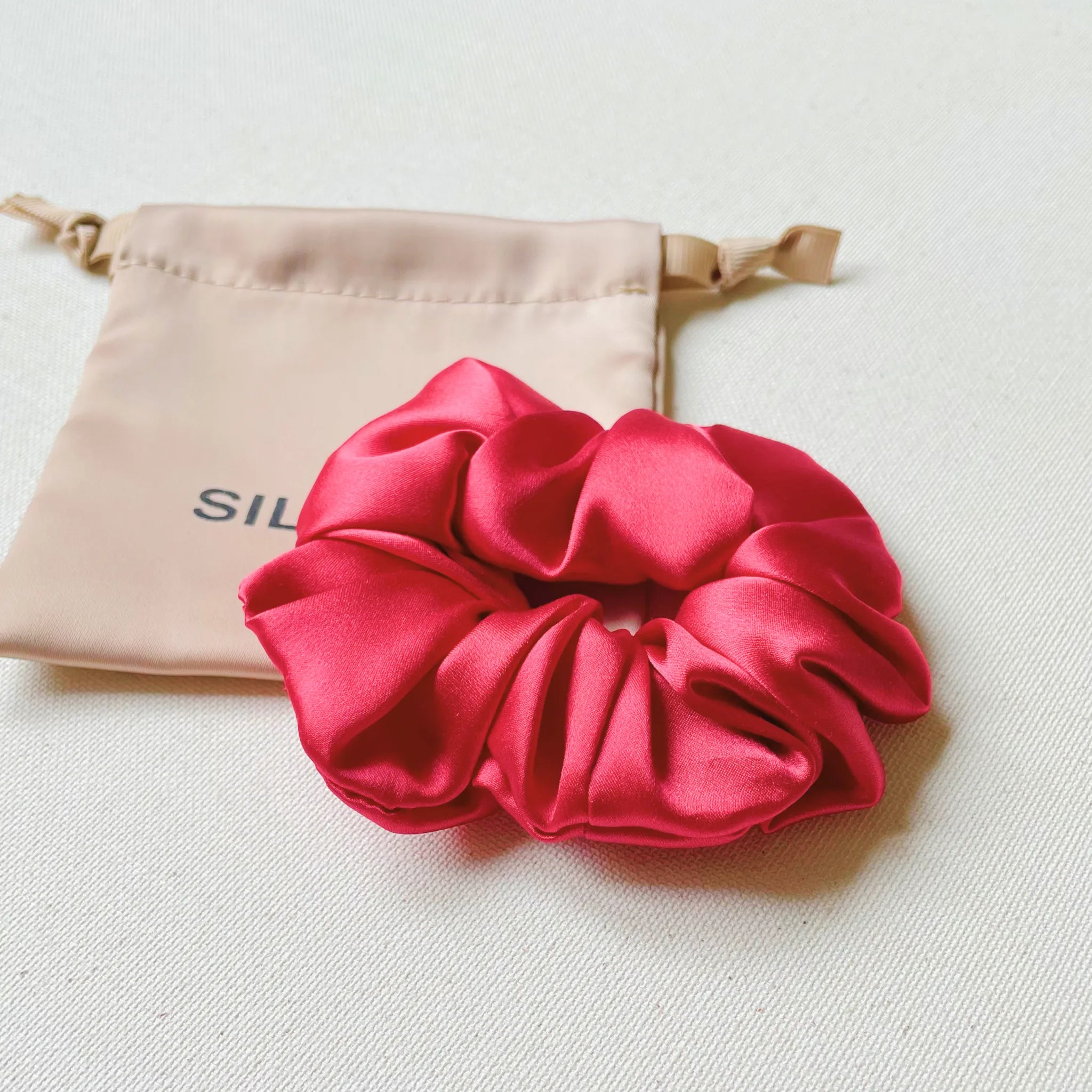 Raudona šilkinė plaukų gumyte