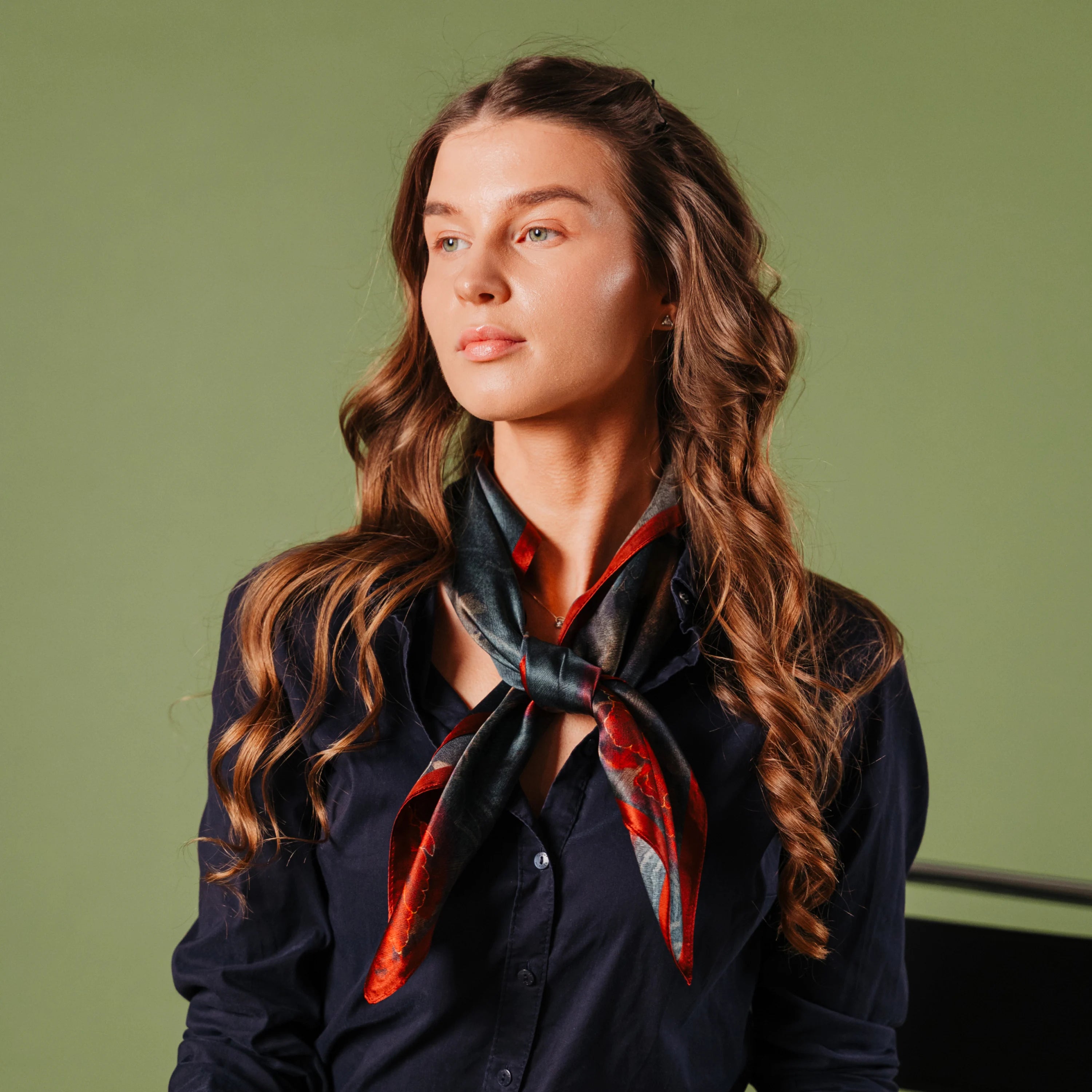 Šilkinė skarelė 68x68 tamsi