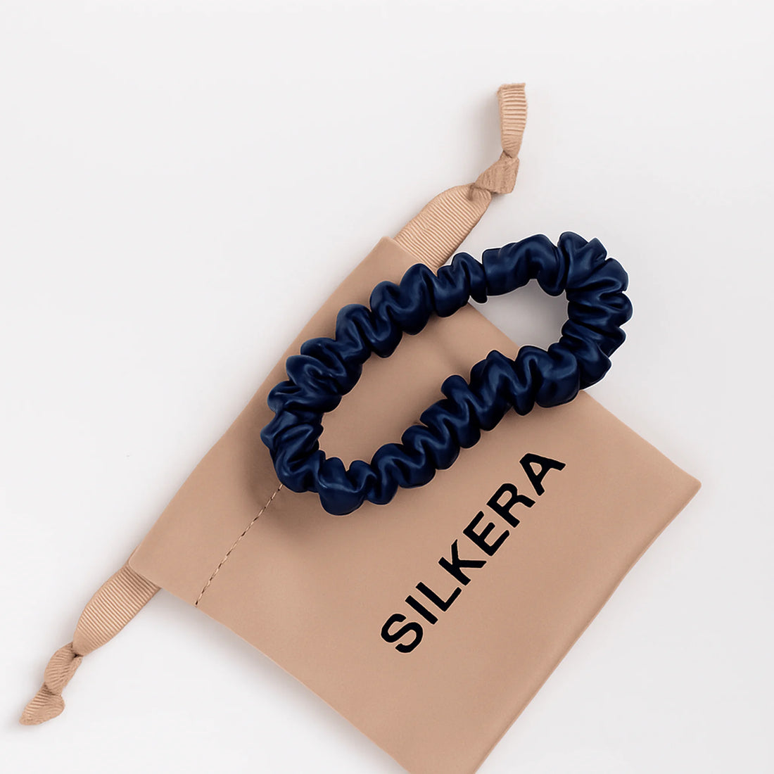 Mėlyna šilkinė plaukų gumytė