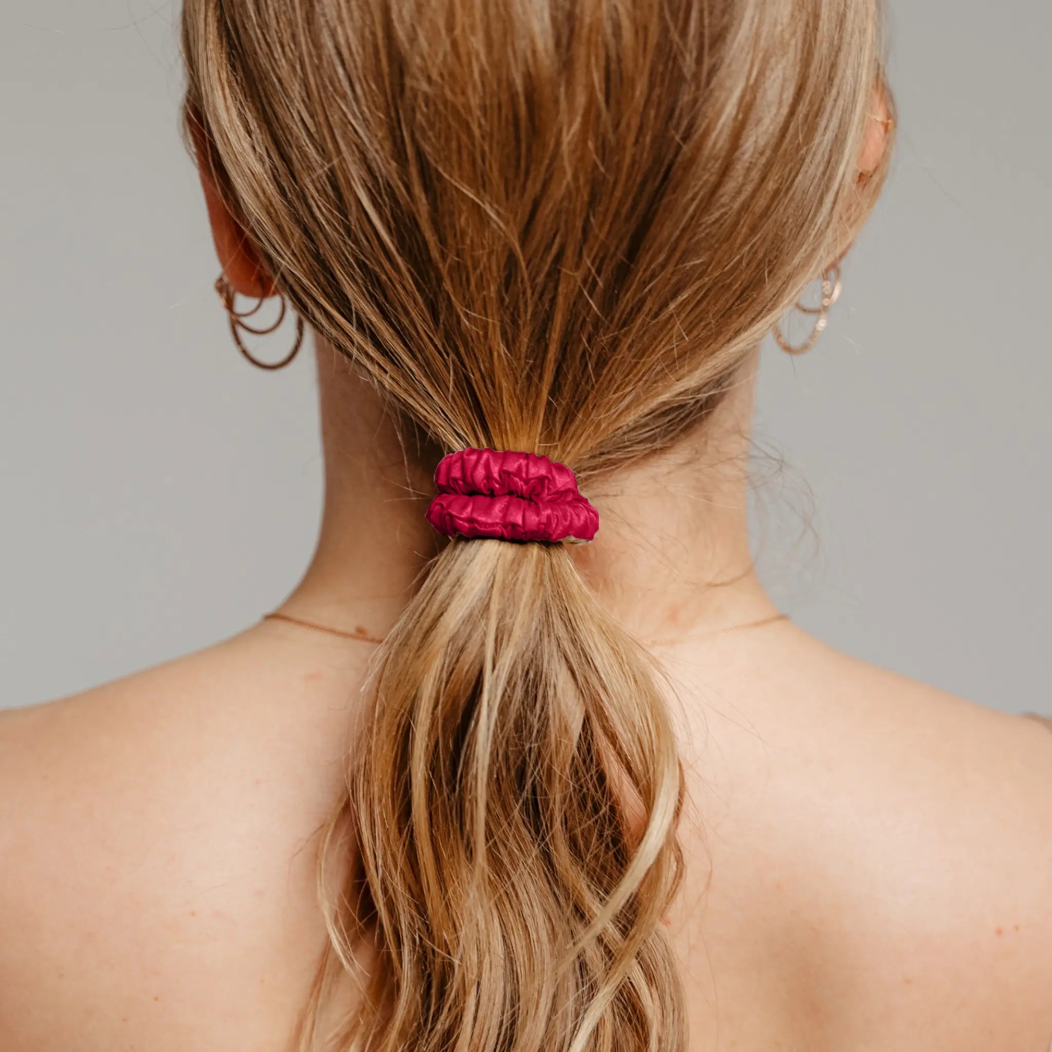 Raudona šilkinė plaukų gumytė