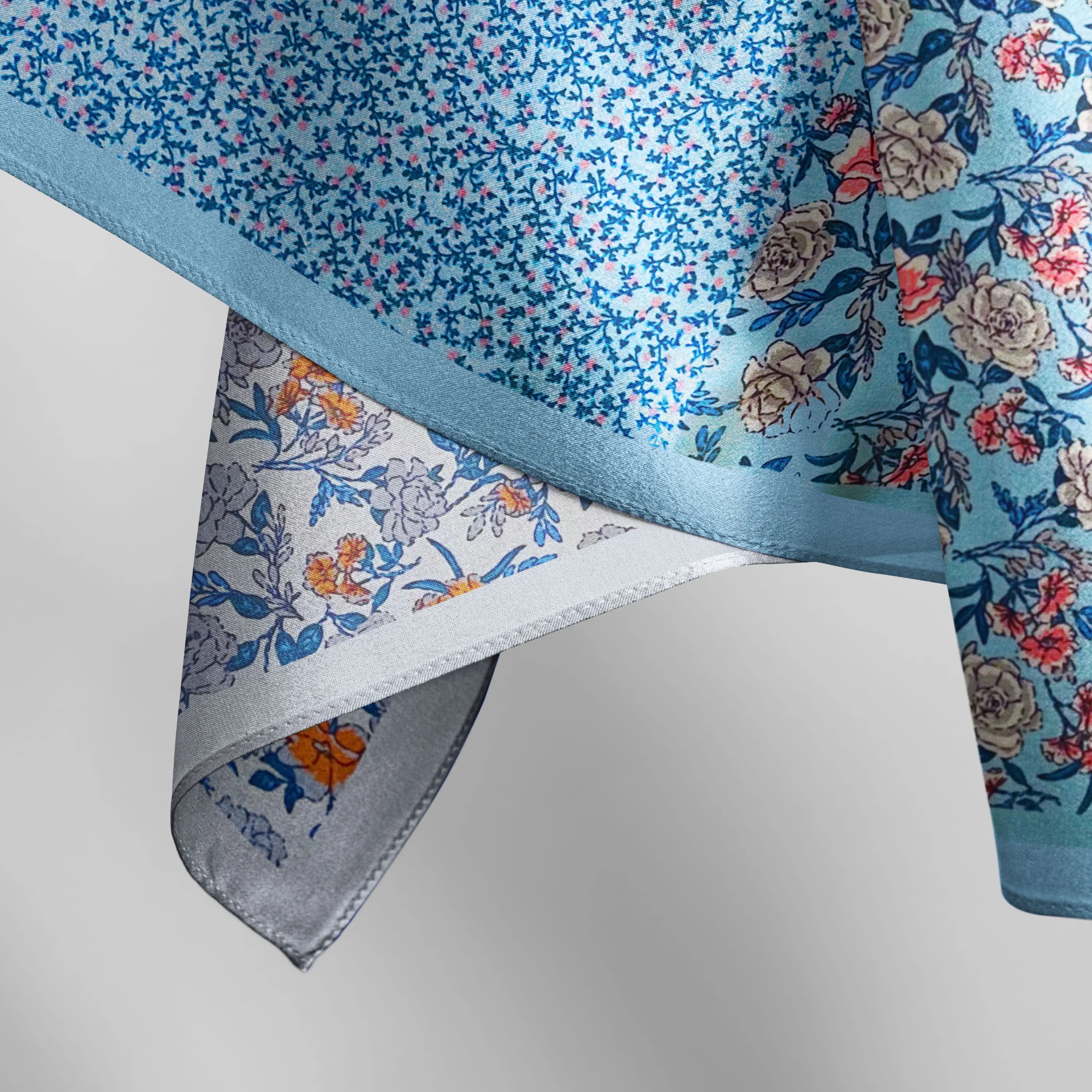 žydra šilkinė skarelė