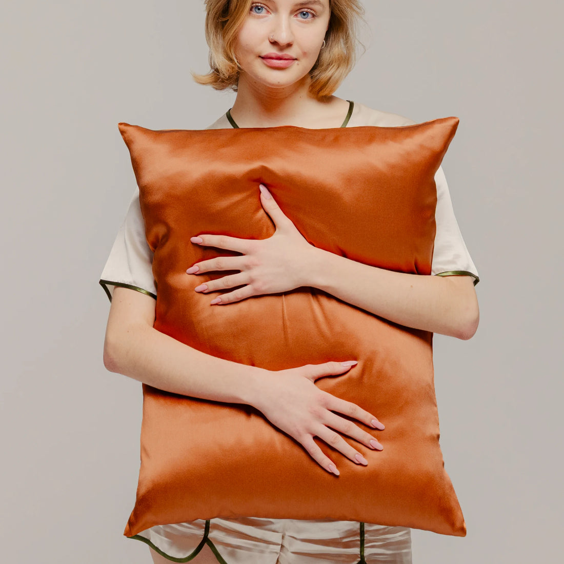 ŠILKO PAGALVĖS UŽVALKALAS