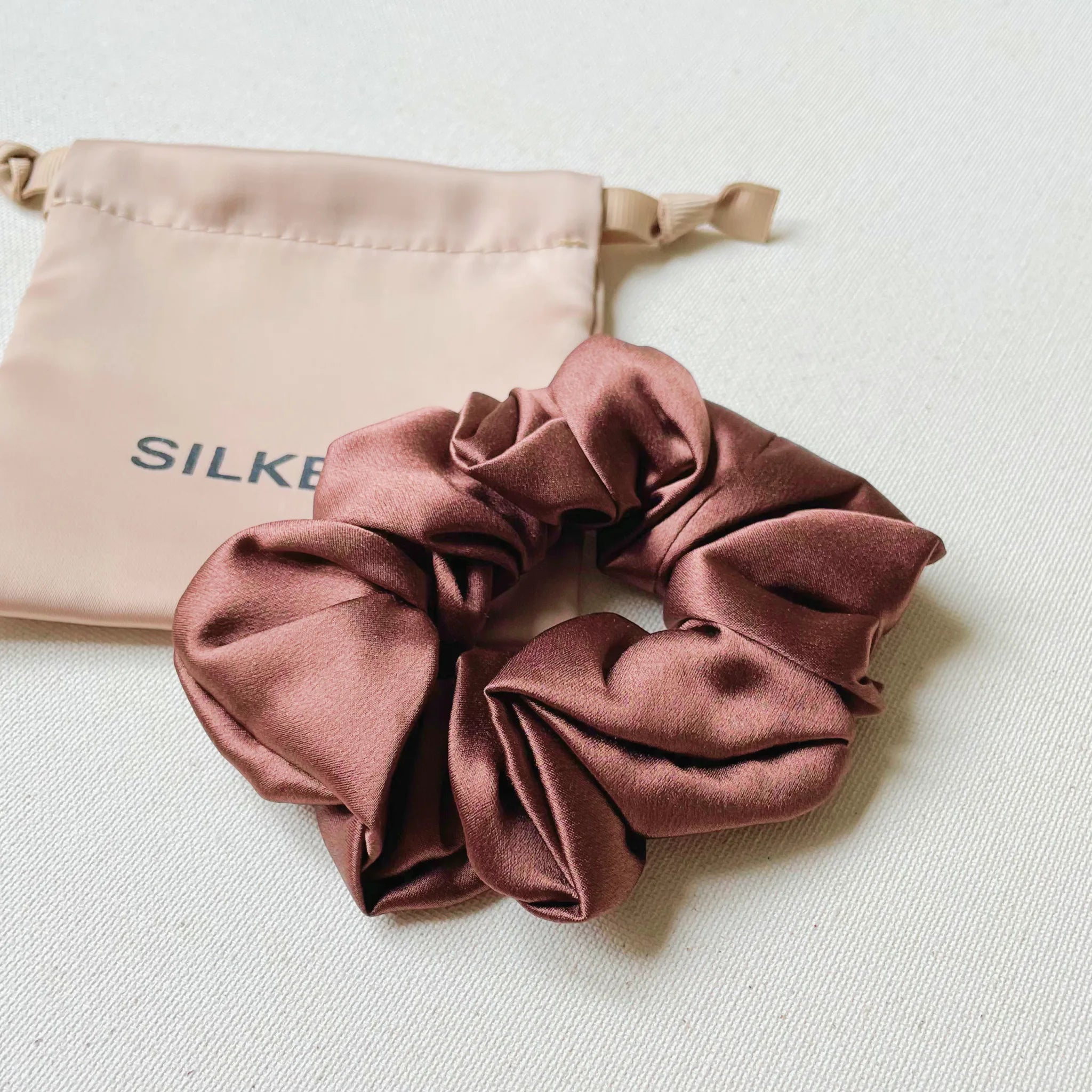 Ruda šilkinė plaukų gumyte