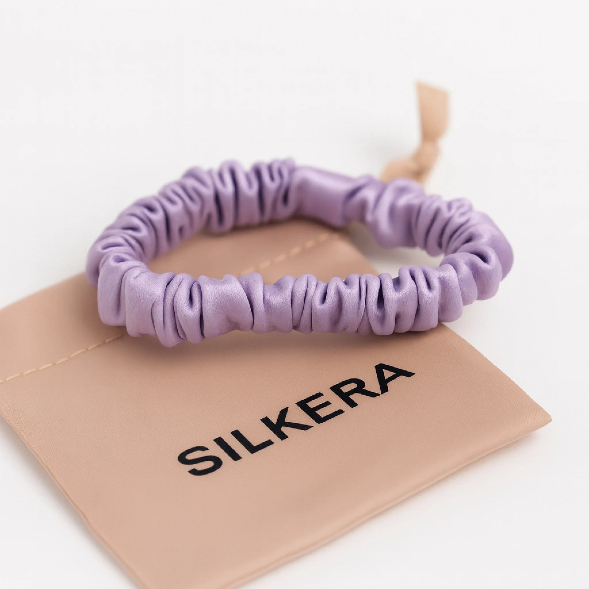 Levandų spalvos šilkinė plaukų gumytė