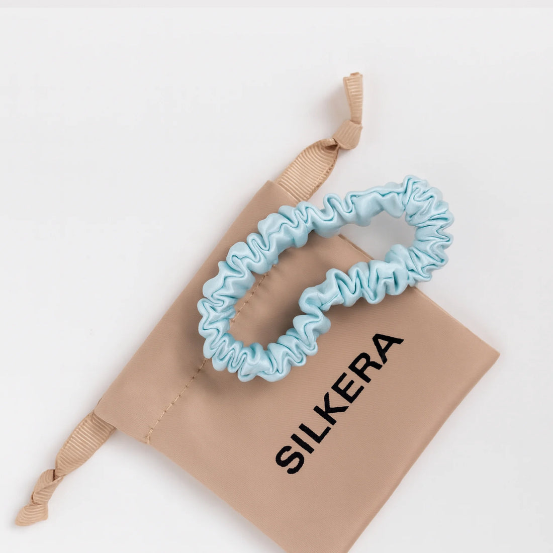 žydra šilkinė plaukų gumytė