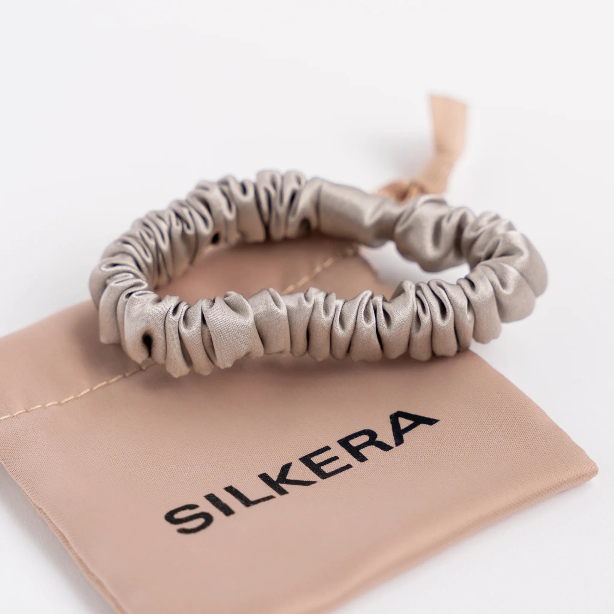 Gumytė plaukam iš šilko